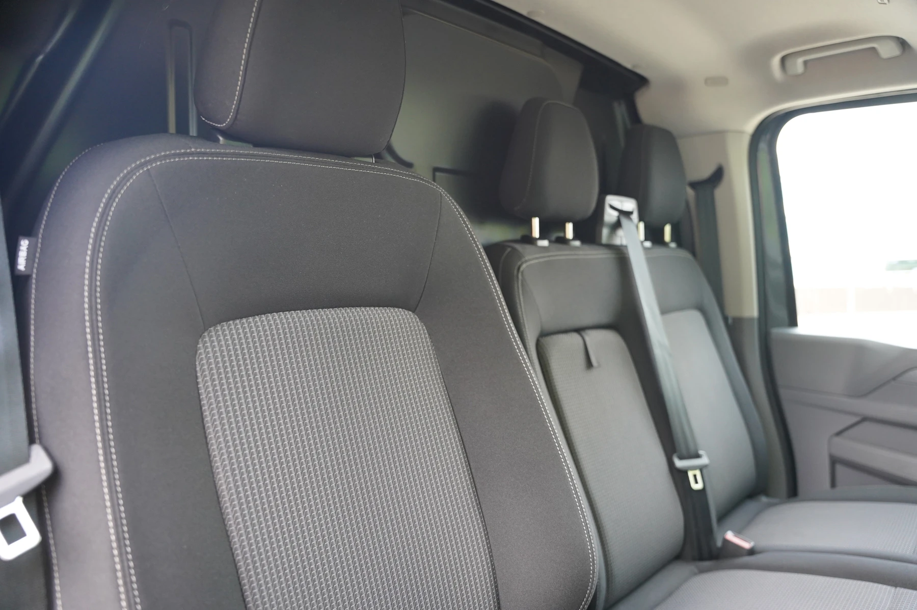 Volkswagen-Transporter-image-13