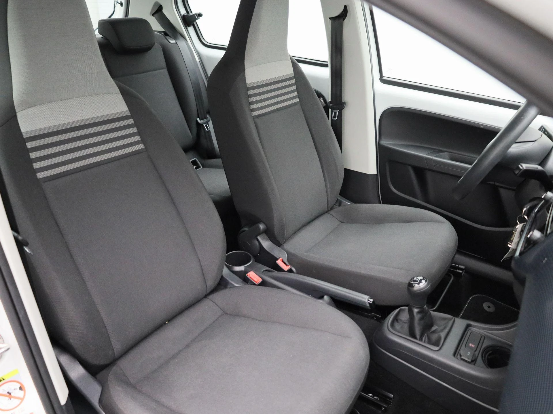 Volkswagen-up!-image-28