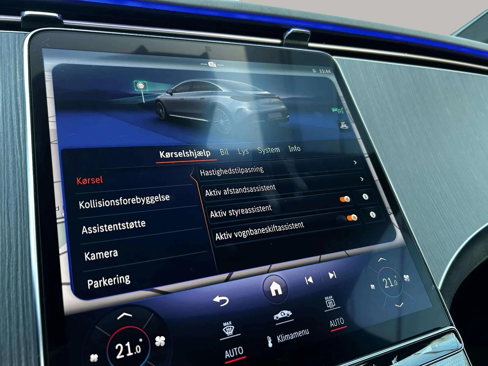 Mercedes-Benz-EQE-image-19