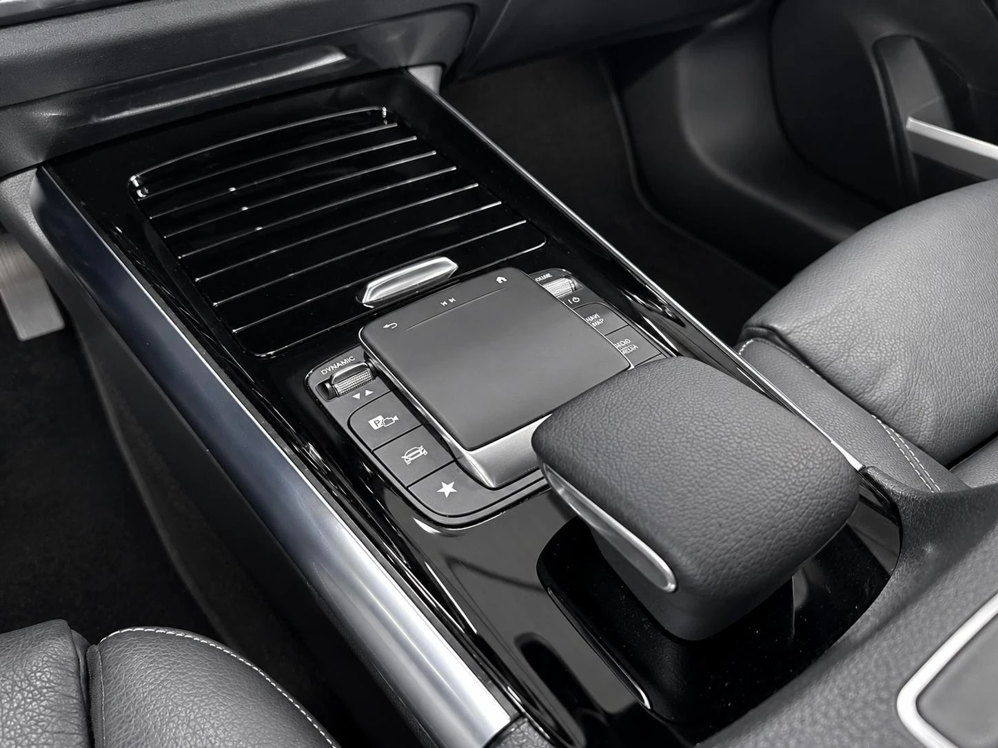 Mercedes-Benz-GLA-image-15