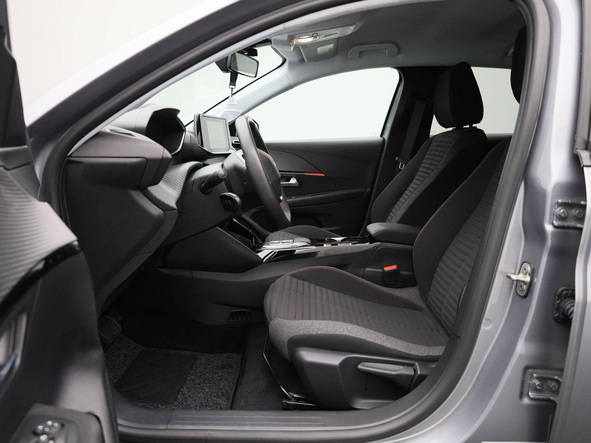 Peugeot-e-208-image-11