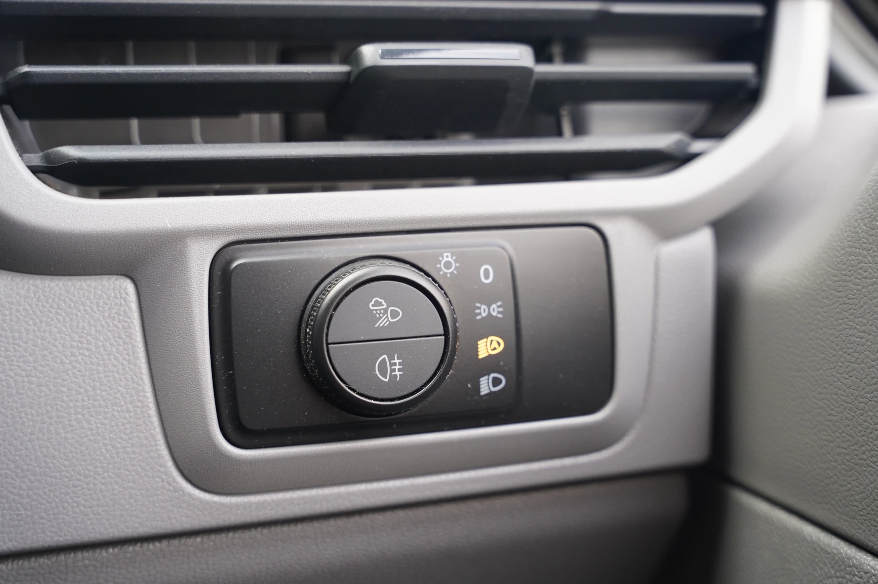 Volkswagen-Transporter-image-18