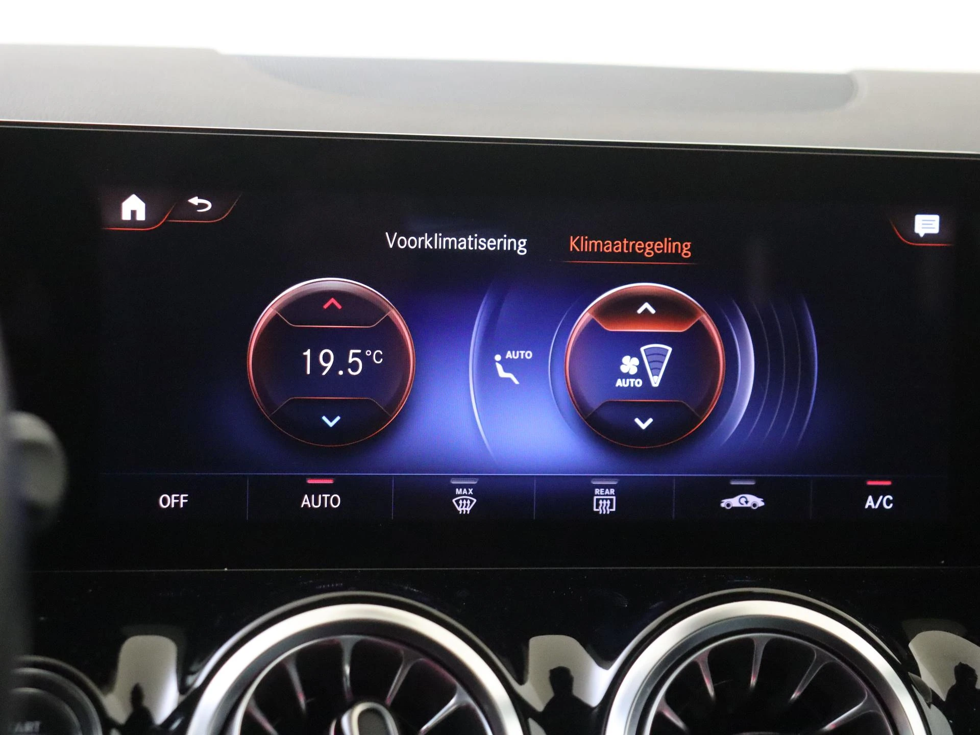 Mercedes-Benz-GLA-image-18