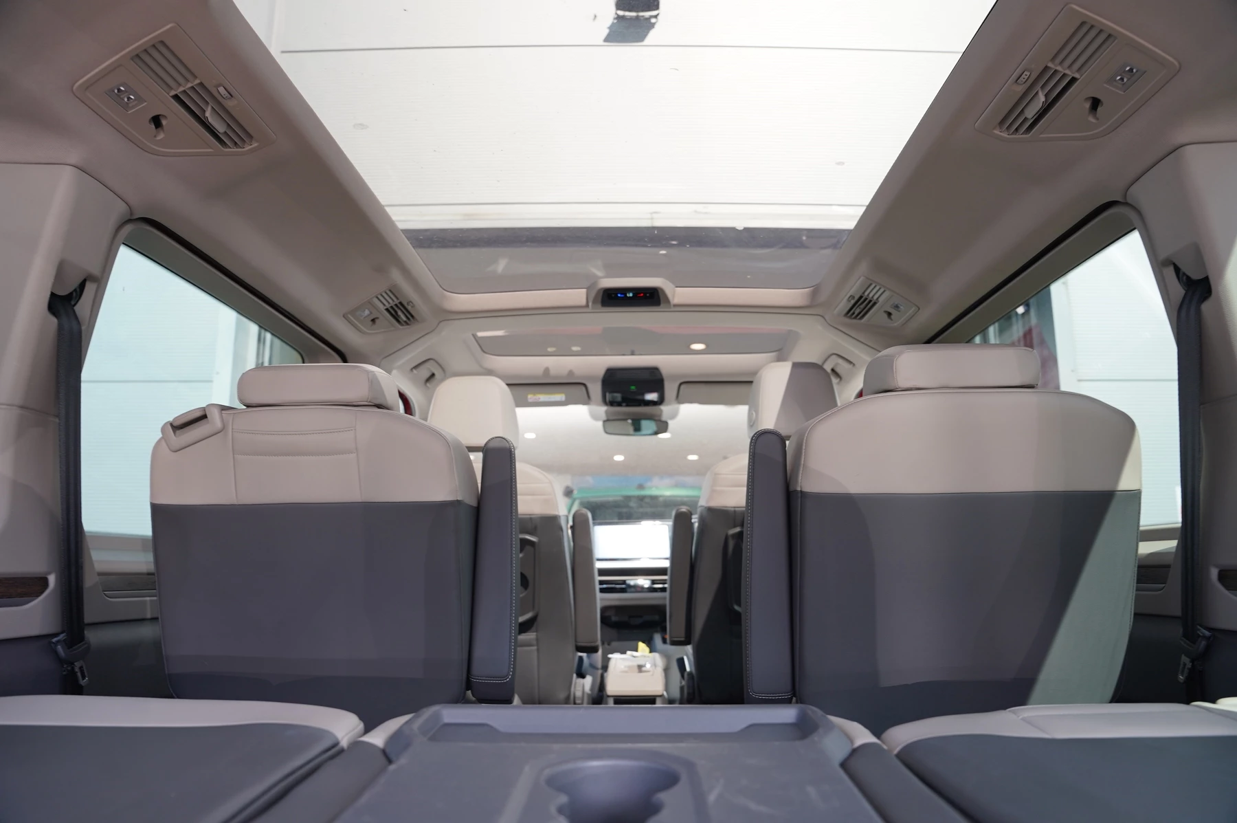 Volkswagen-Multivan-image-29