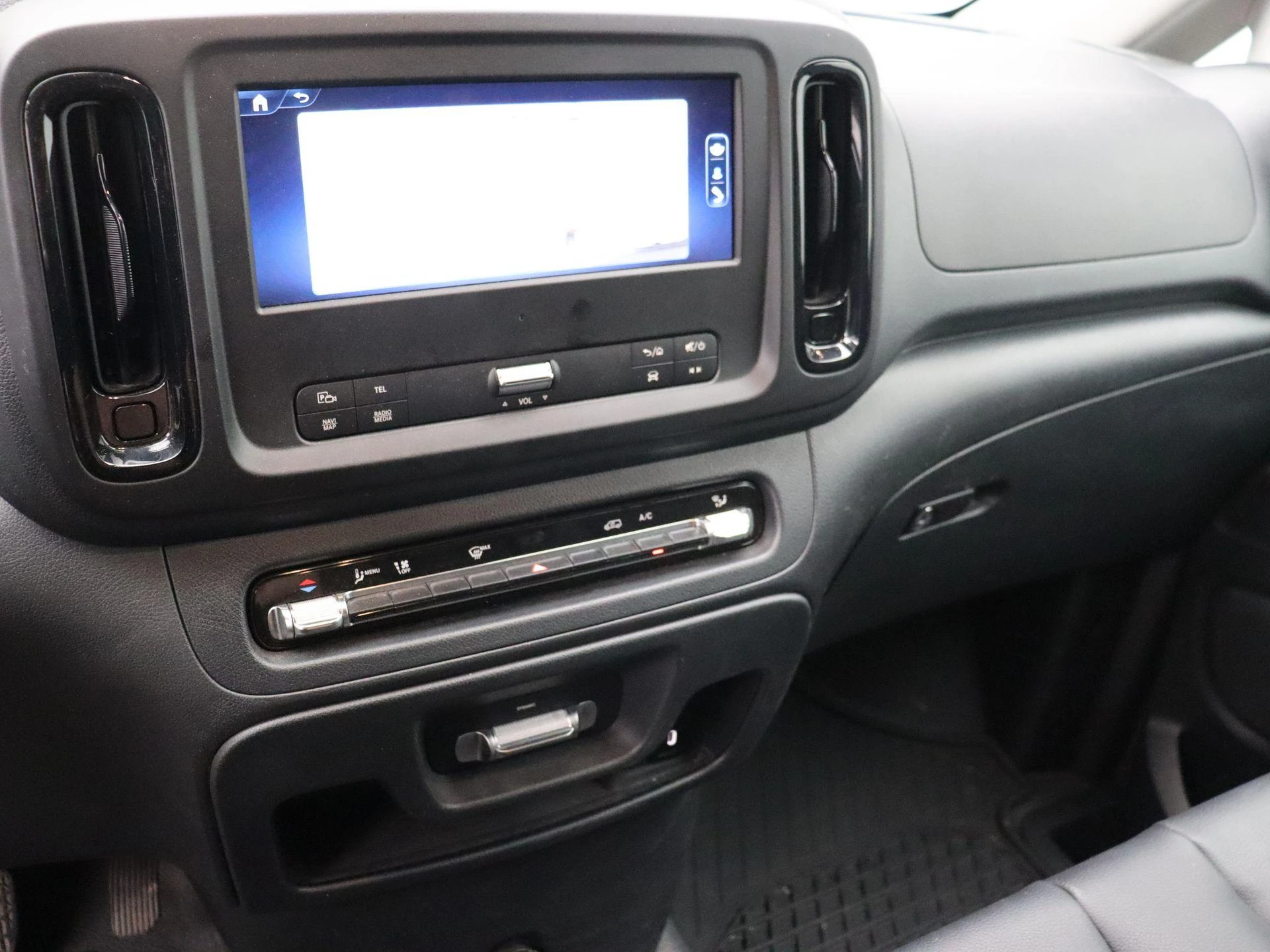 Mercedes-Benz-Vito-image-12