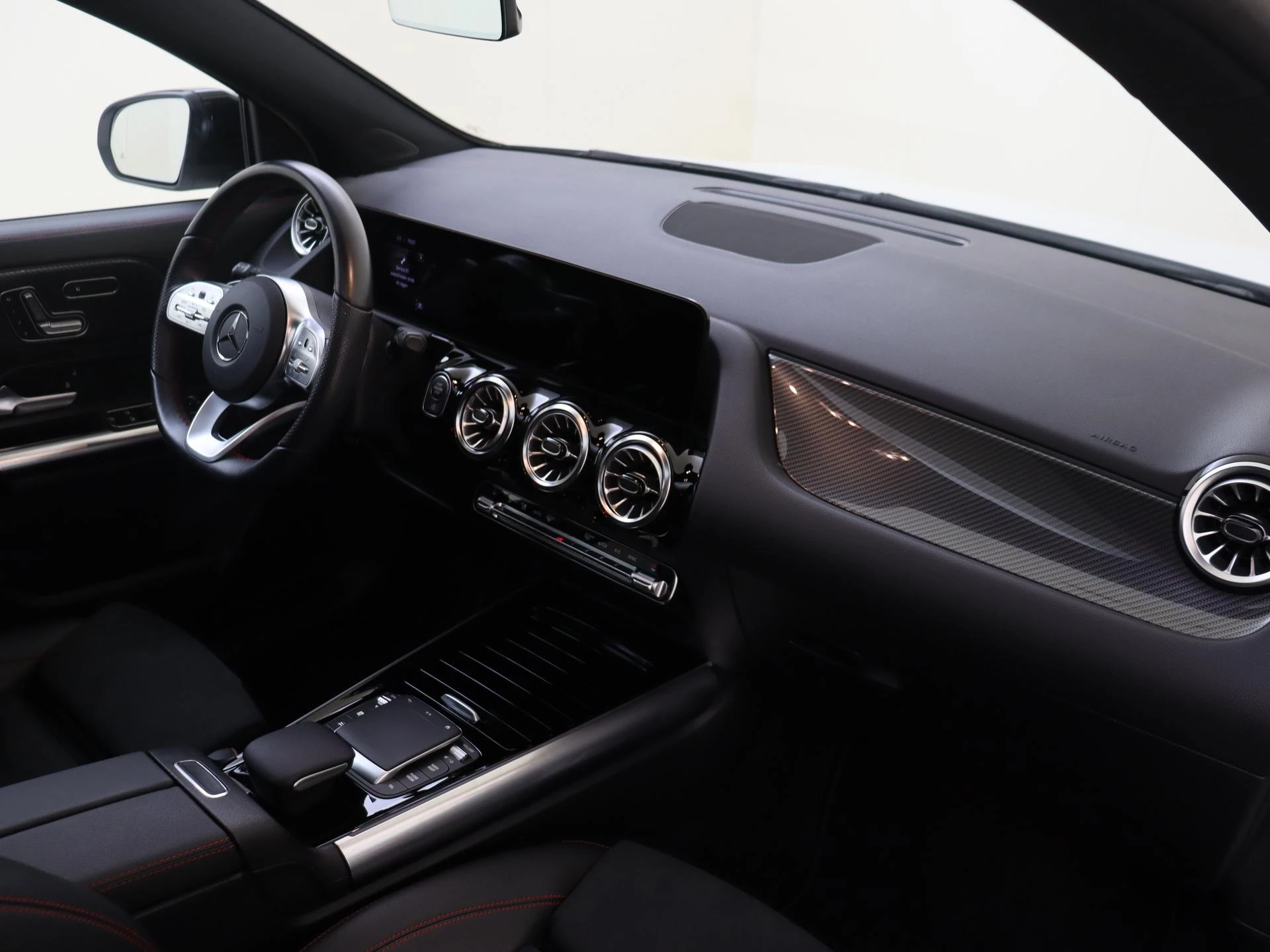 Mercedes-Benz-GLA-image-10