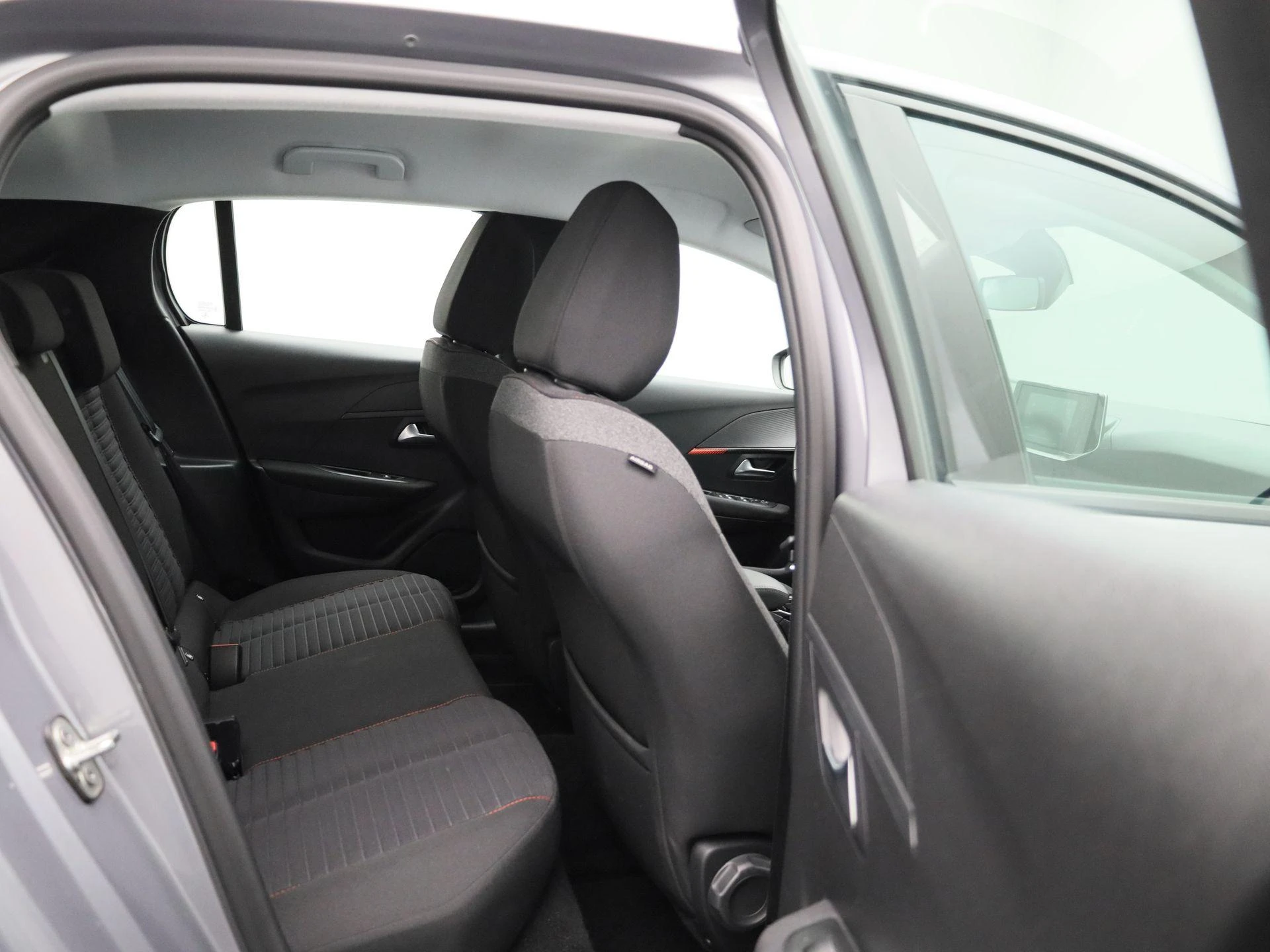 Peugeot-e-208-image-35