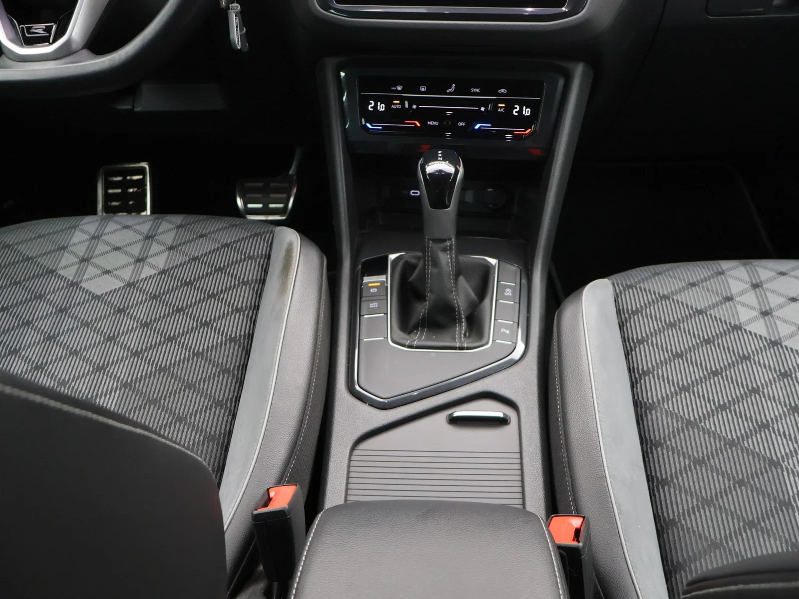 Volkswagen Tiguan R-Line 1.5TSI 150PK *AUTOMAAT*CAMERA*TREKHAAK*ACC*VIRTUAL COCKPIT*NAVI*...*