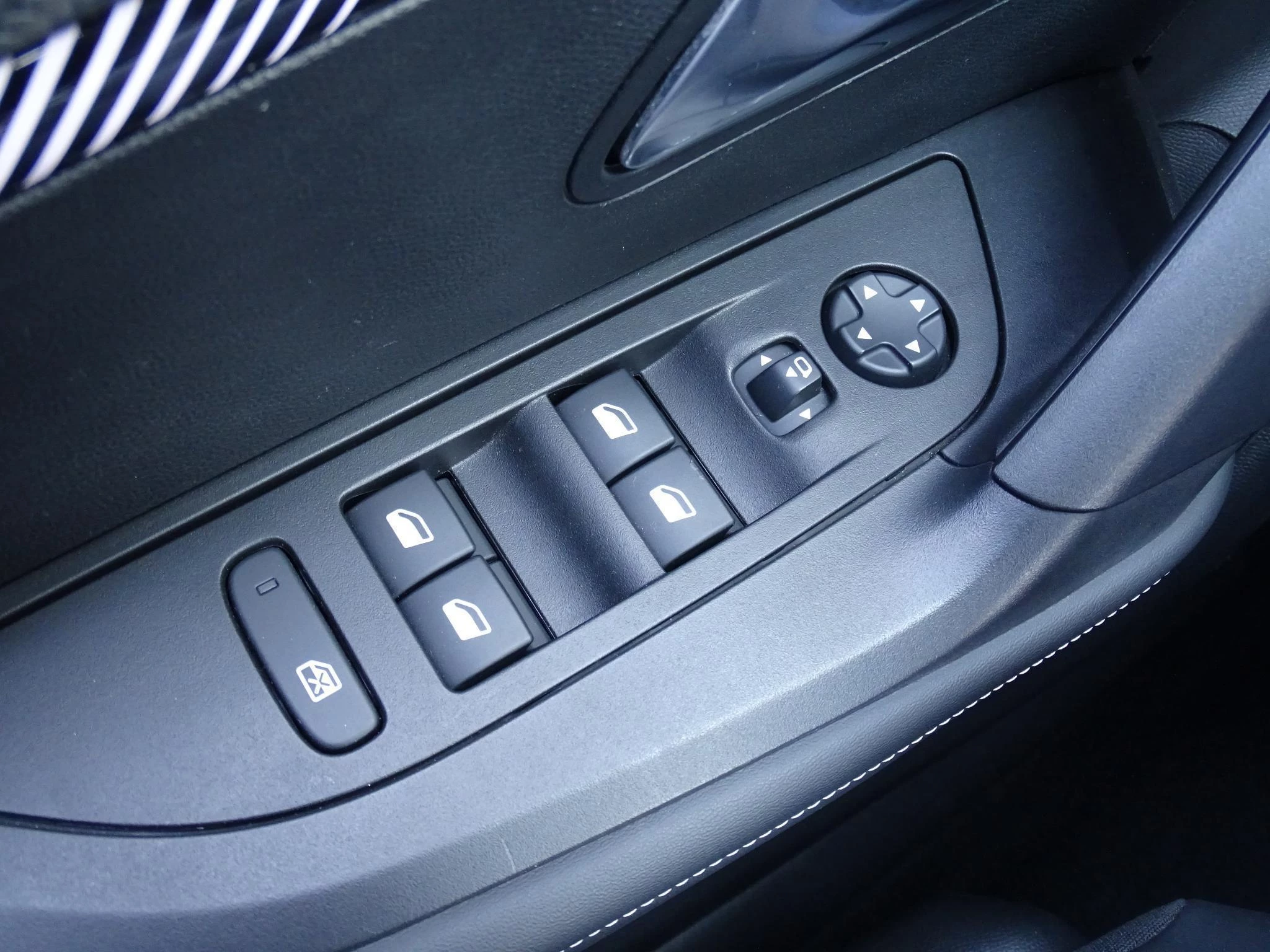 Peugeot 2008 1.2 HYBRID 145 e-DSC6 Allure