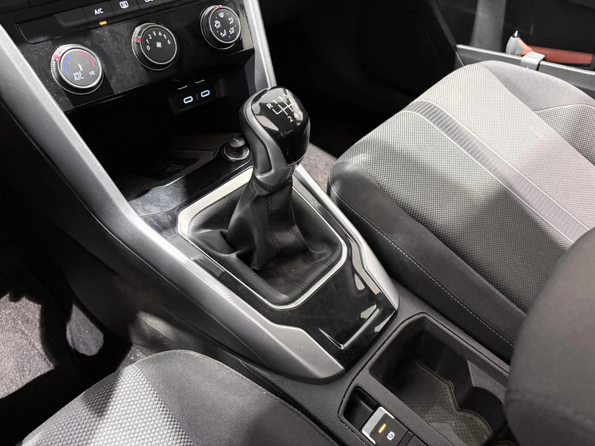 Volkswagen-T-Roc-image-27