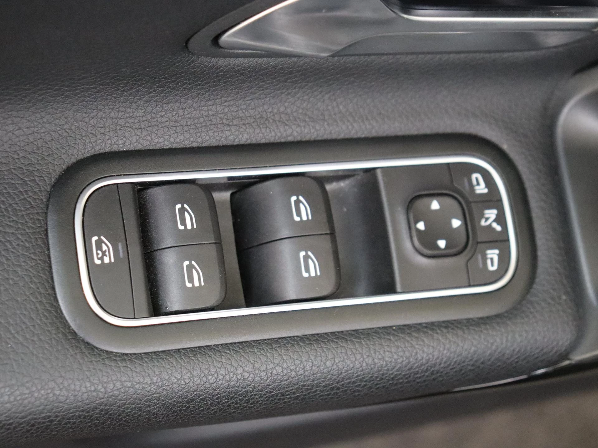 Mercedes-Benz-CLA-image-25