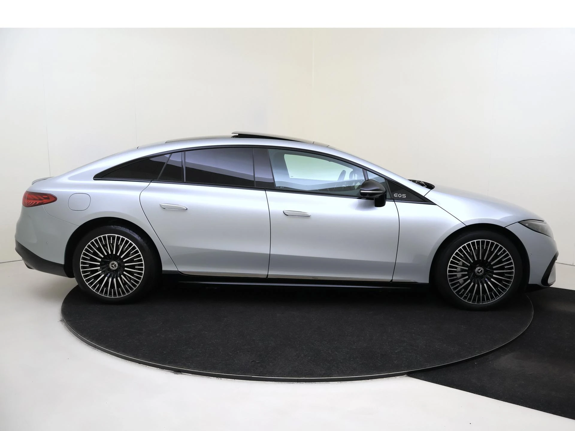 Mercedes-Benz-EQS-image-8