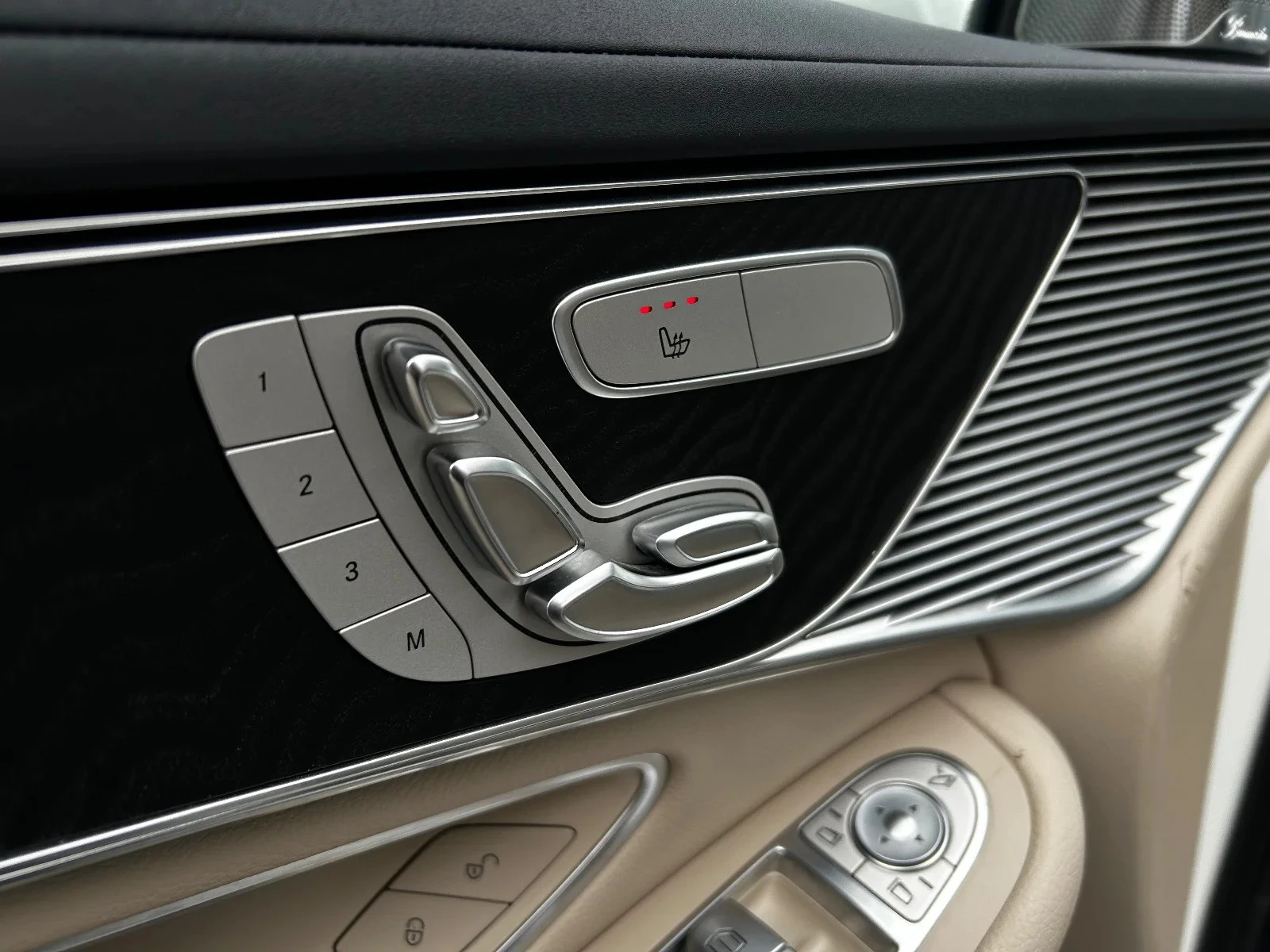 Mercedes-Benz-EQC-image-10