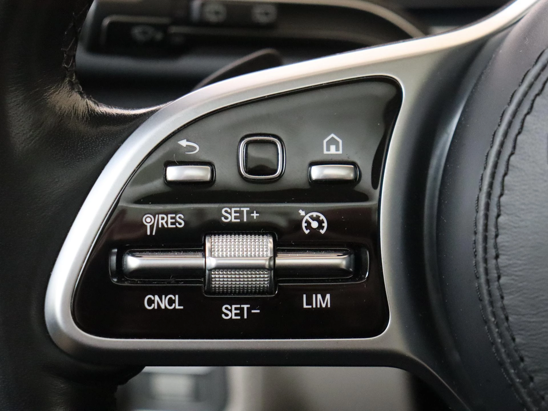 Mercedes-Benz-GLE-image-16