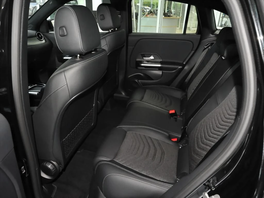 Mercedes-Benz-GLA 200 d-image-13