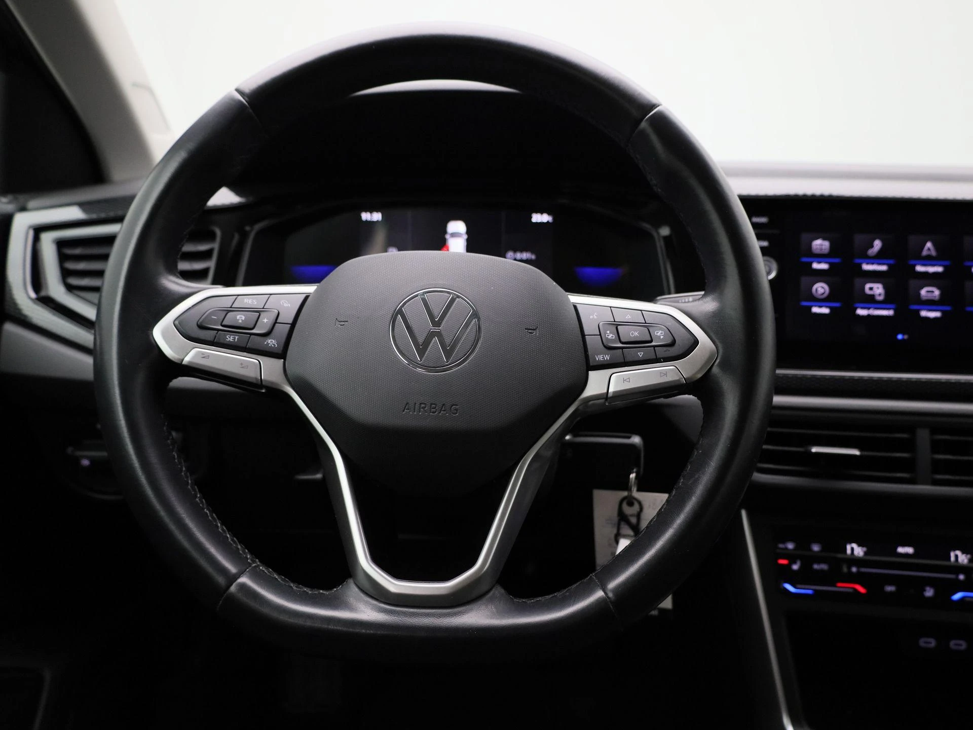 Volkswagen-Polo-image-2