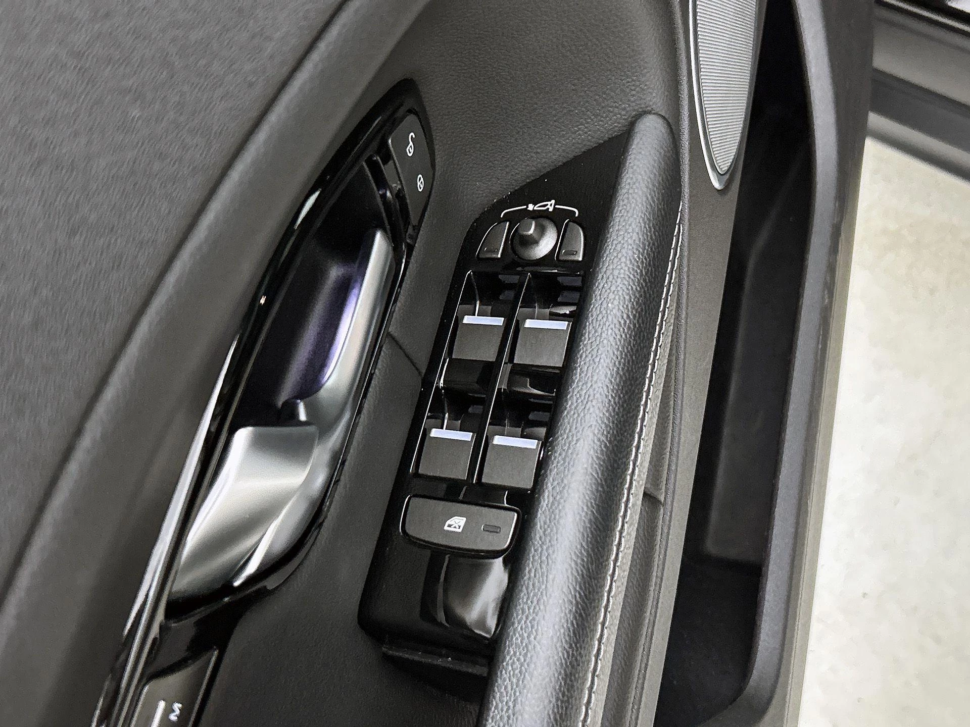Land Rover-Range Rover Evoque-image-34