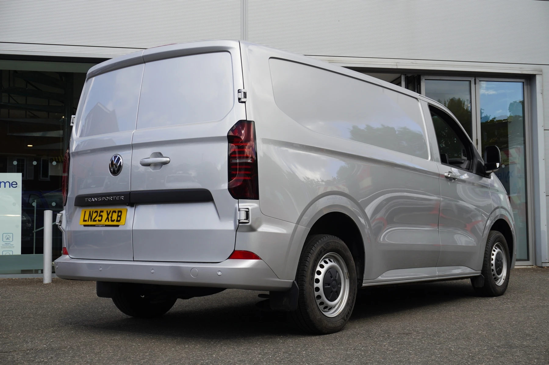 Volkswagen-Transporter-image-24