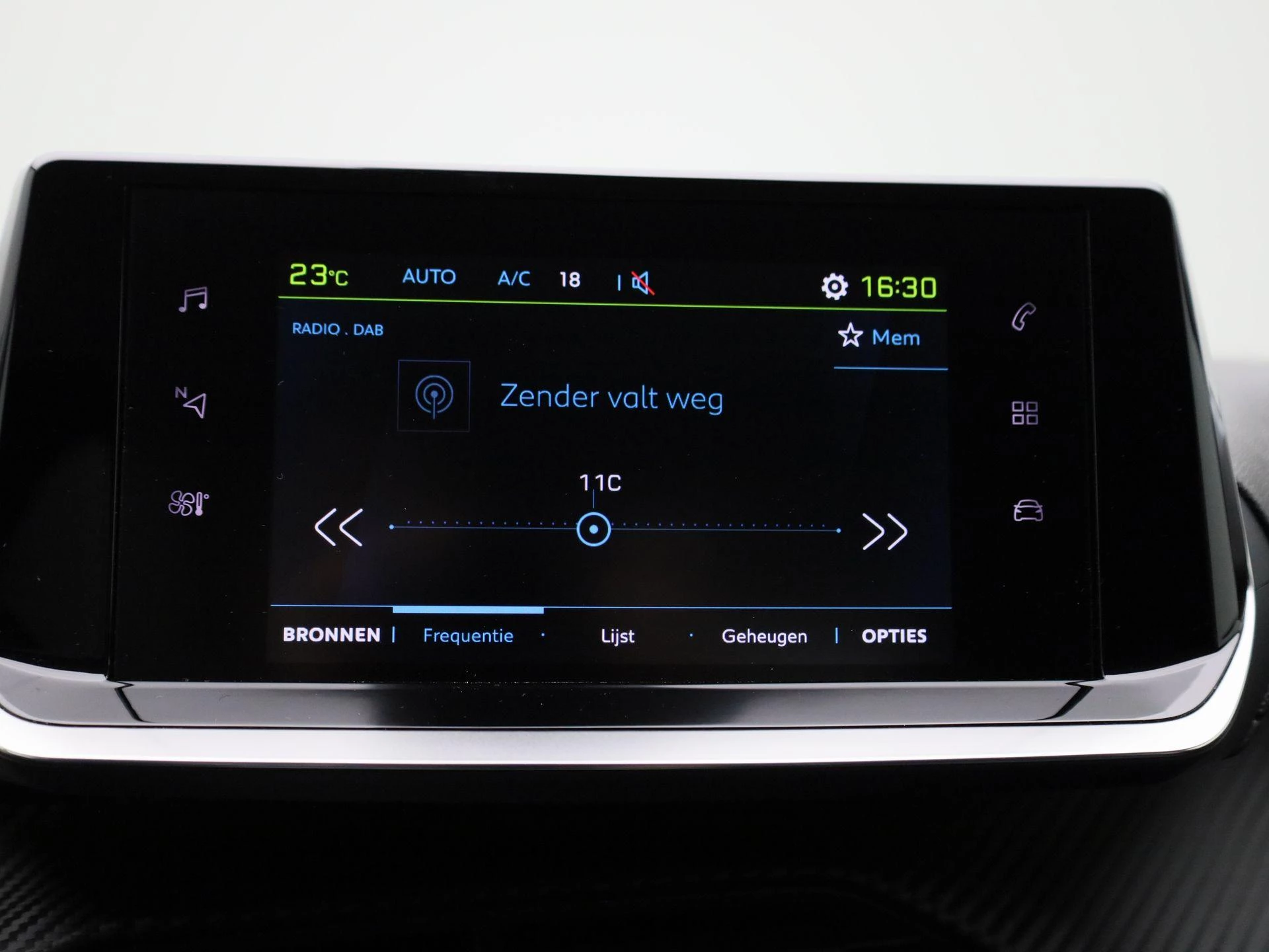 Peugeot-e-208-image-17