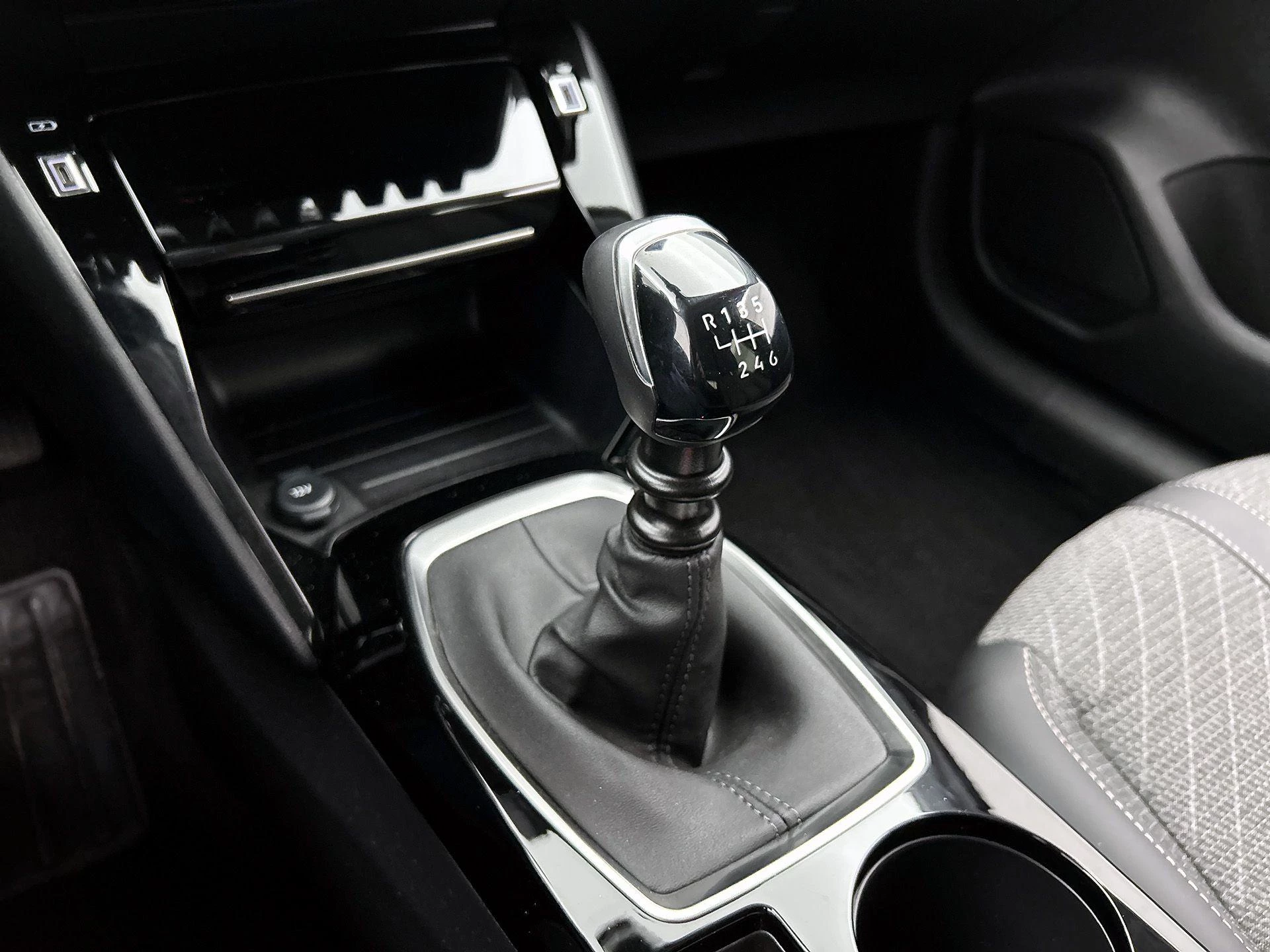 Peugeot-208-image-28