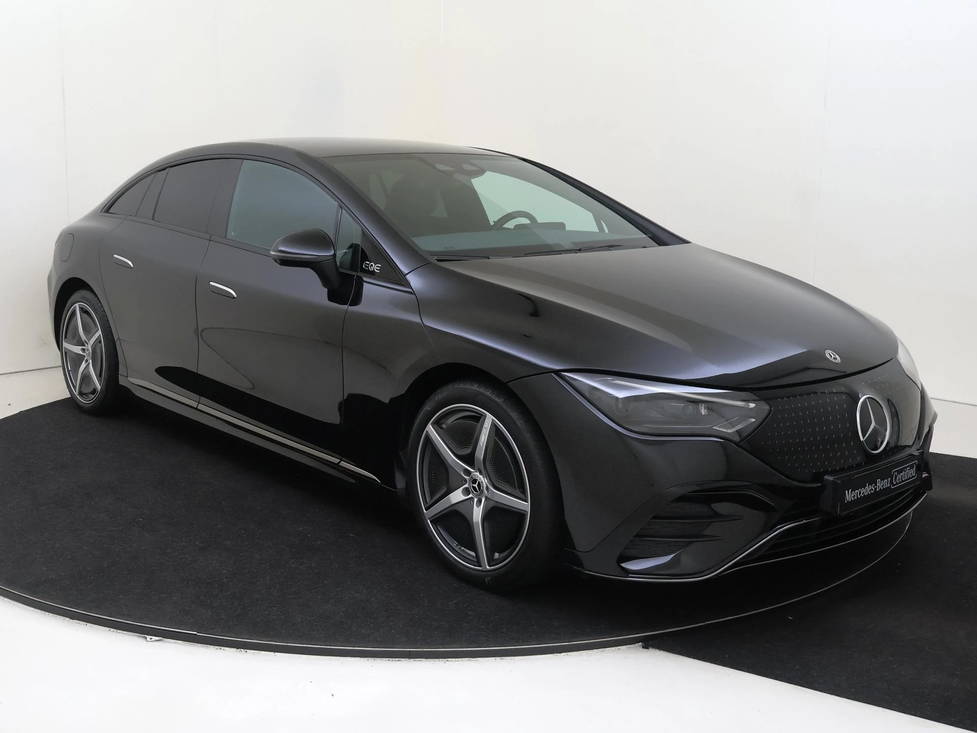 Mercedes-Benz-EQE-image-1