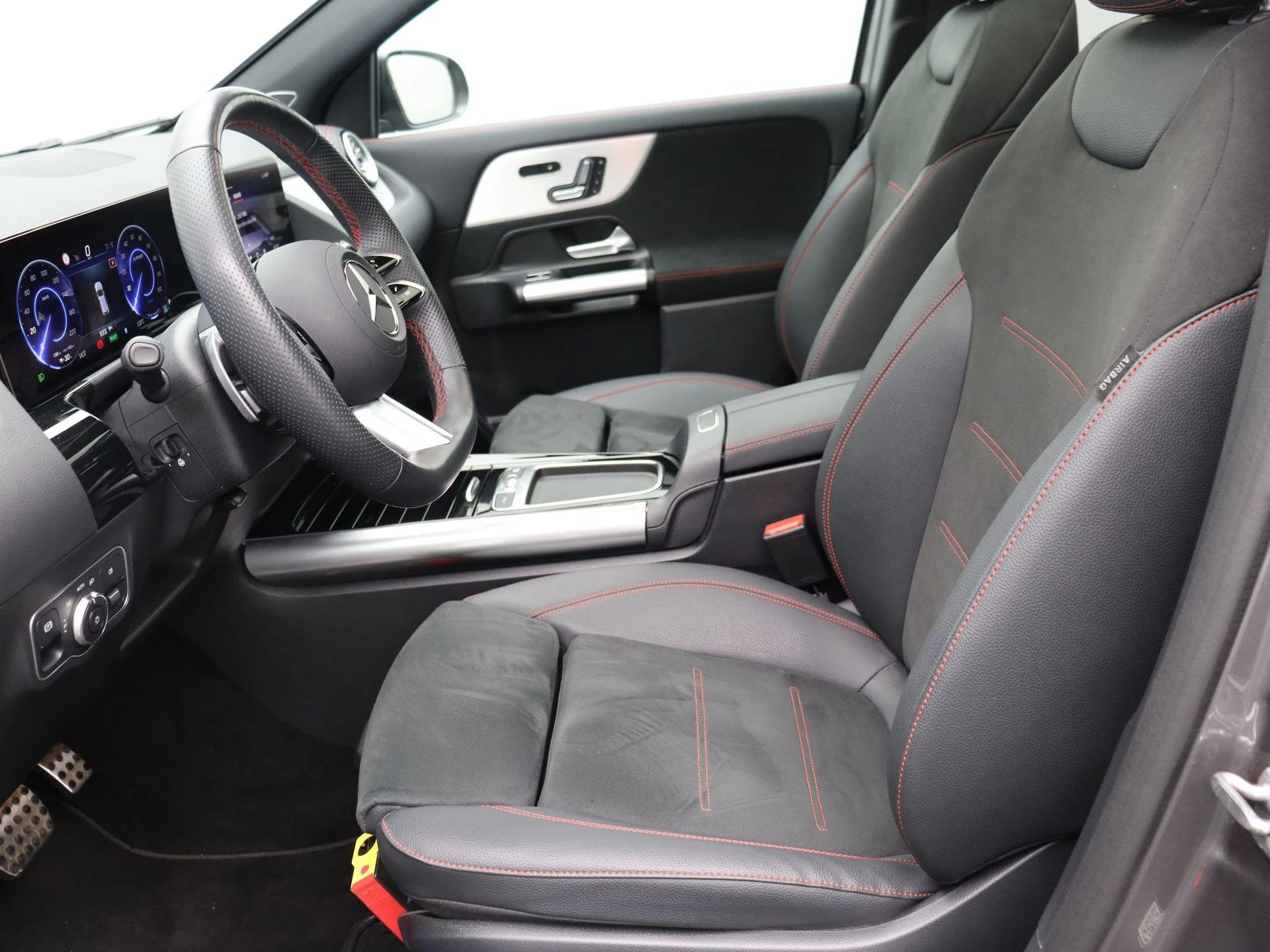 Mercedes-Benz EQA 250+ Star Edition + AMG + PANO DAK + BURMESTER + TREKHAAK + HEAD UP