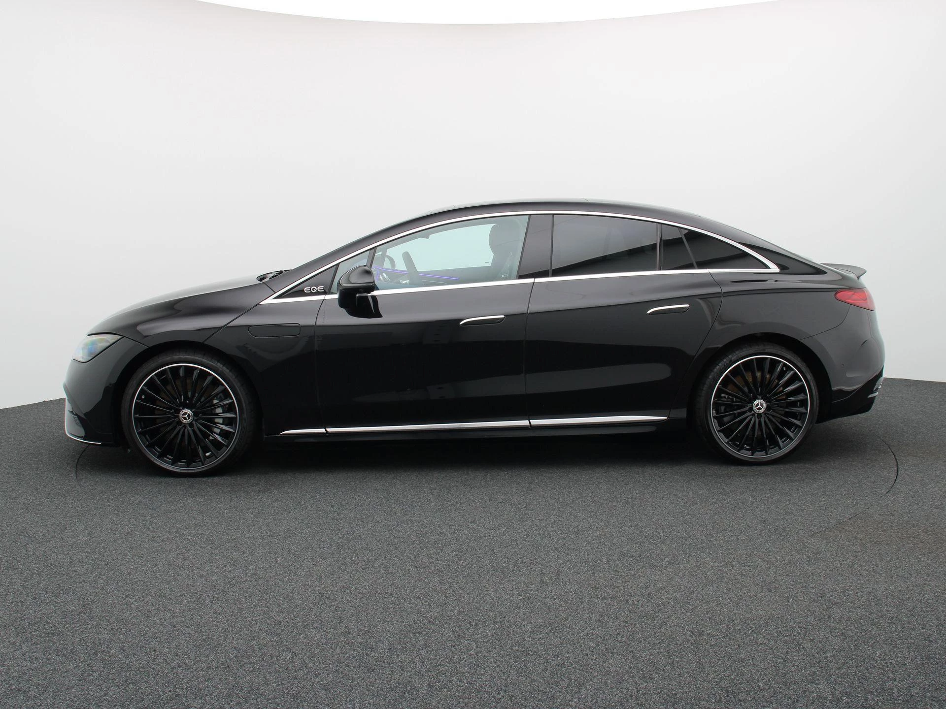 Mercedes-Benz-EQE-image-3
