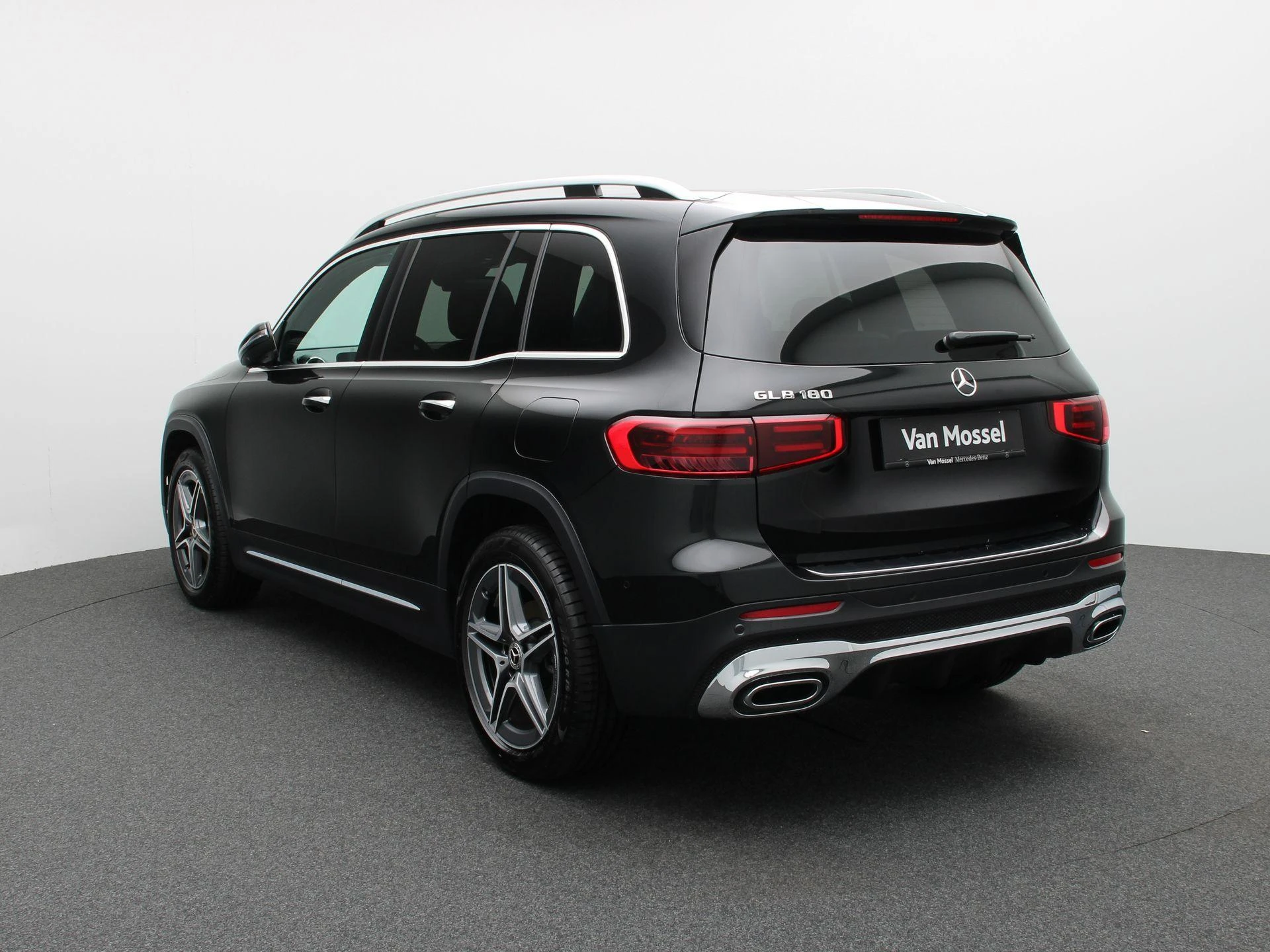 Mercedes-Benz-GLB-image-1