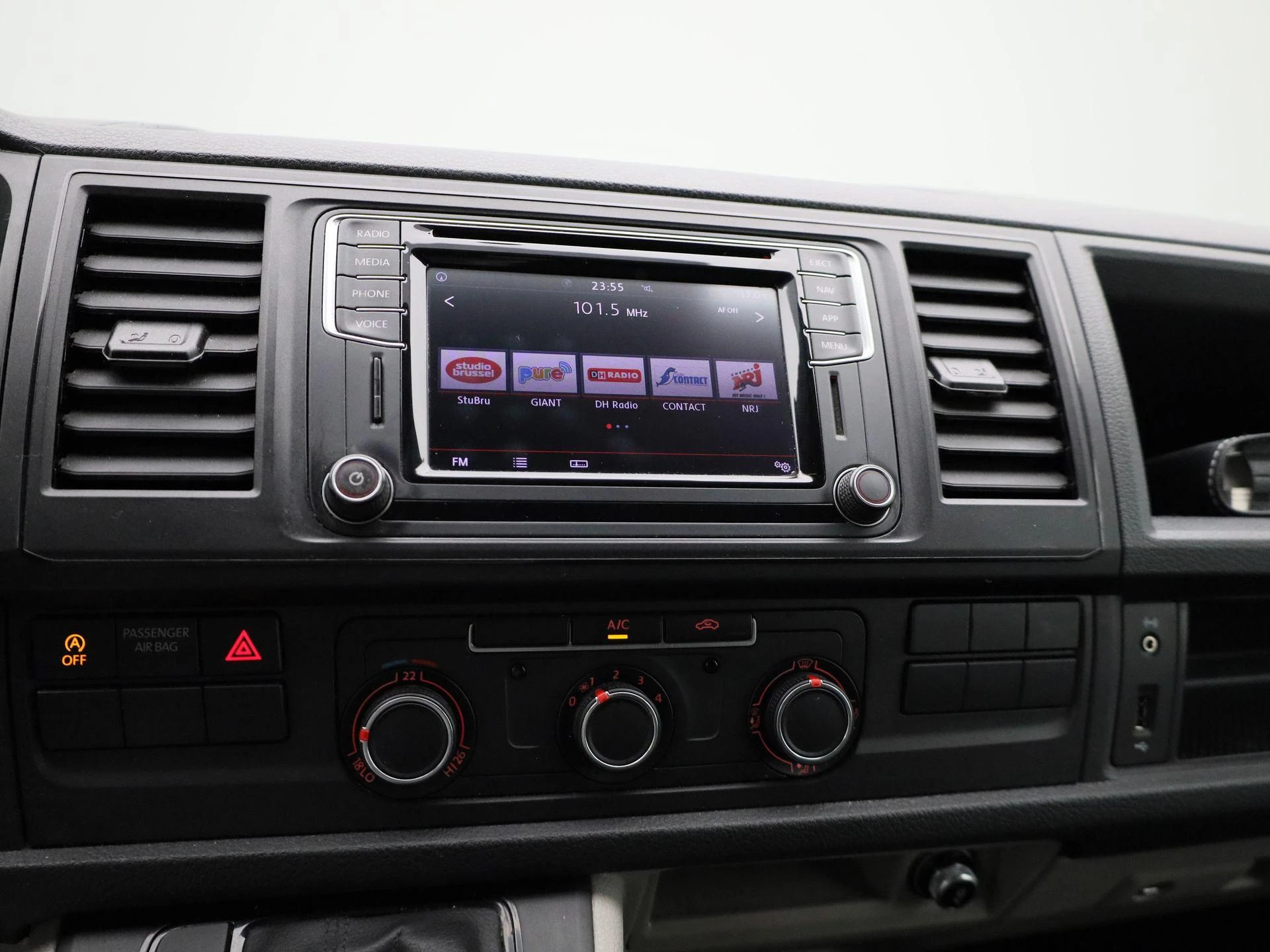 Volkswagen-Transporter-image-11