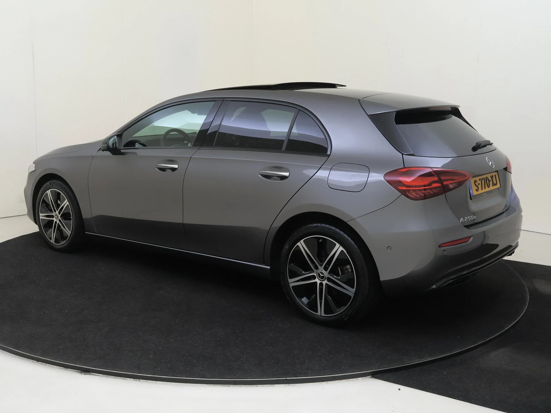 Mercedes-Benz-A-Klasse-image-2