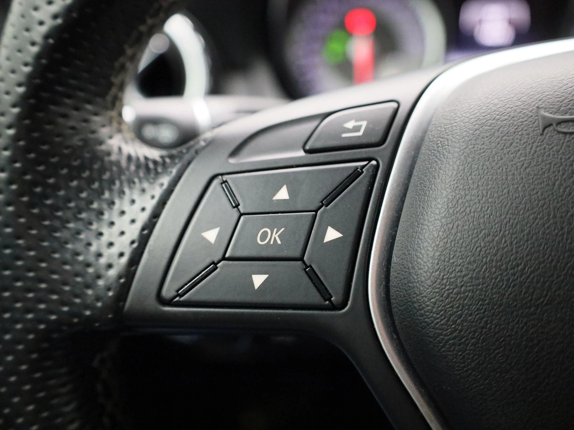 Mercedes-Benz-GLA-image-16