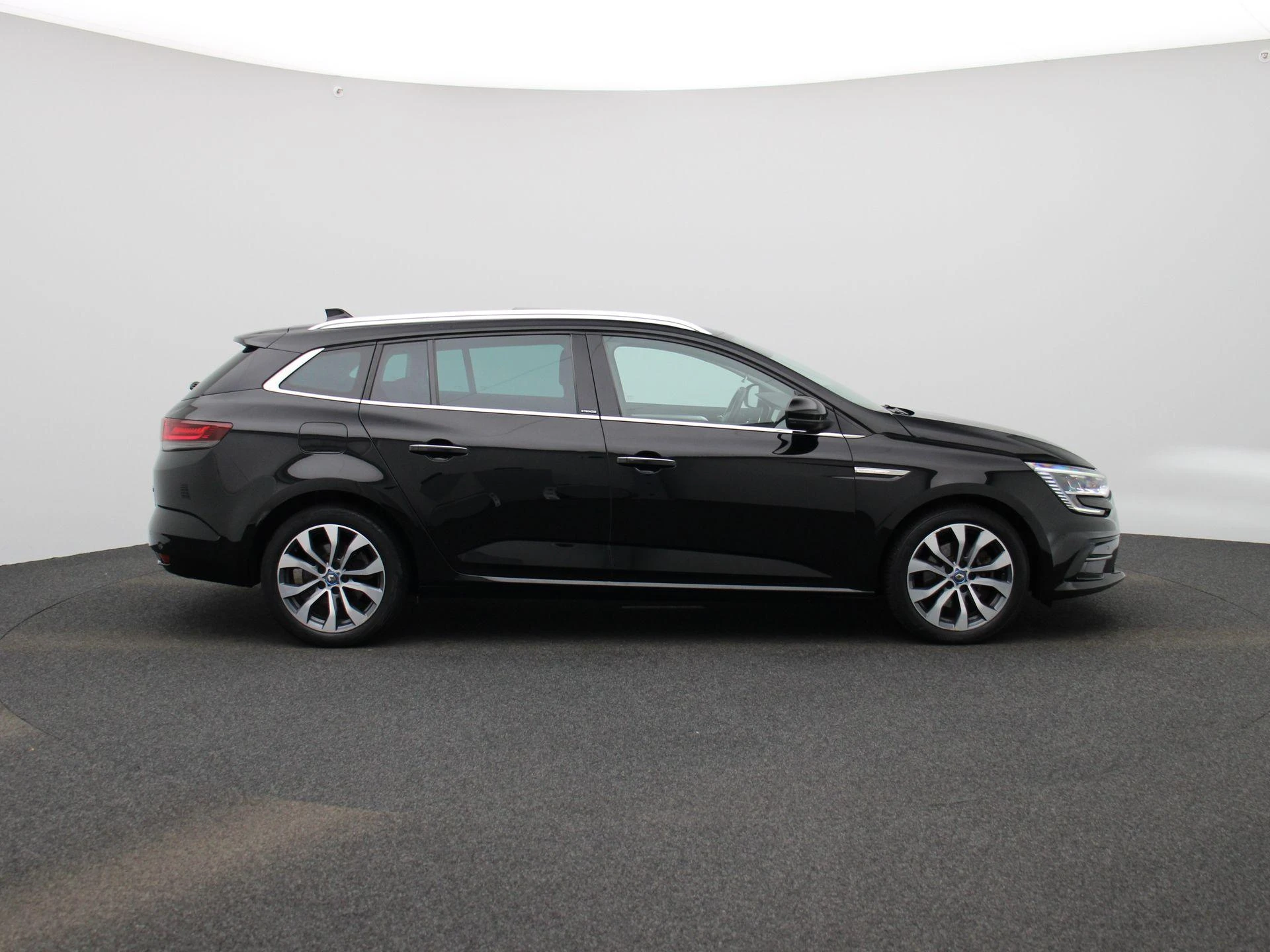 Renault-Megane E-Tech-image-5