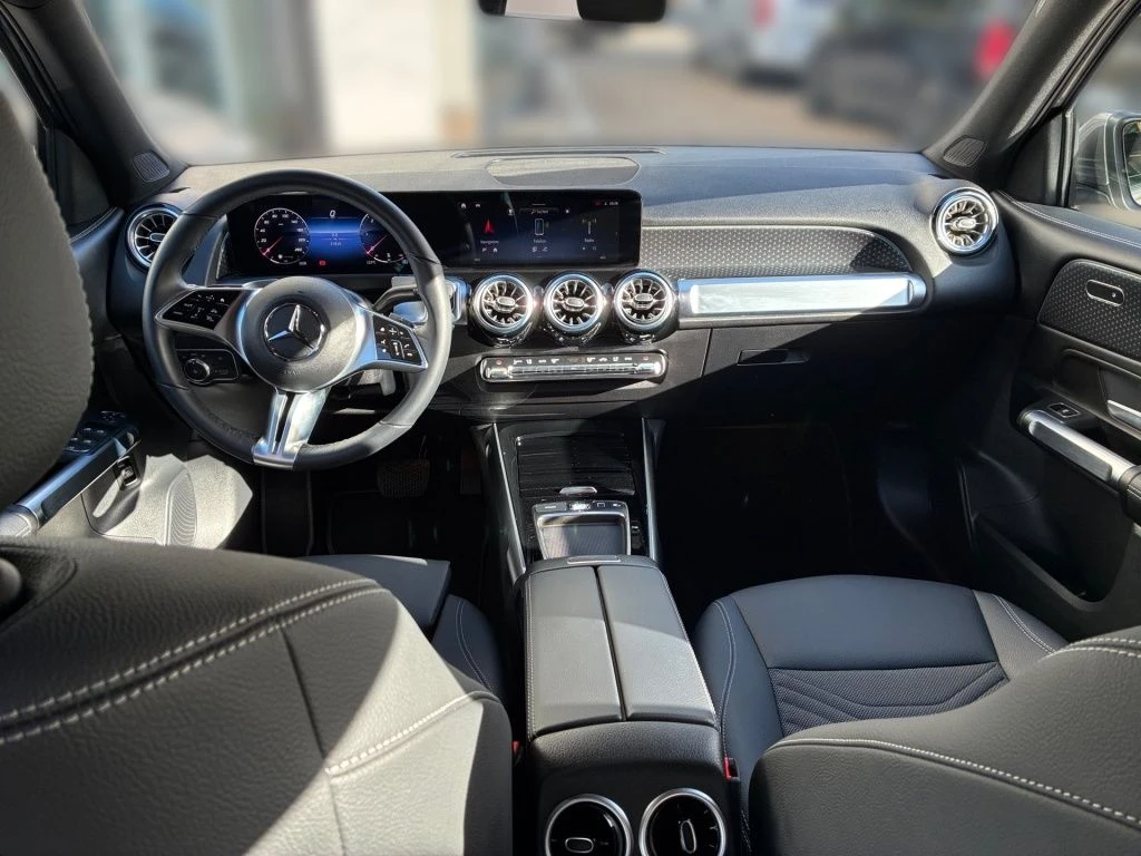 Mercedes-Benz-GLB 200 d-image-11
