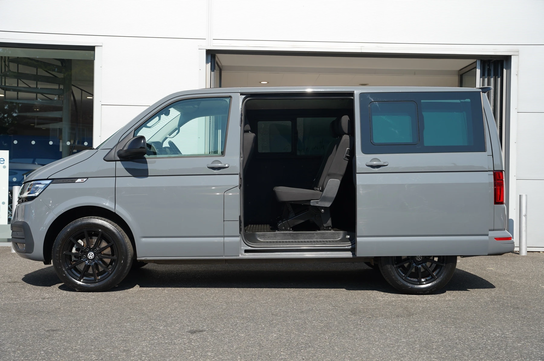 Volkswagen-Transporter-image-33