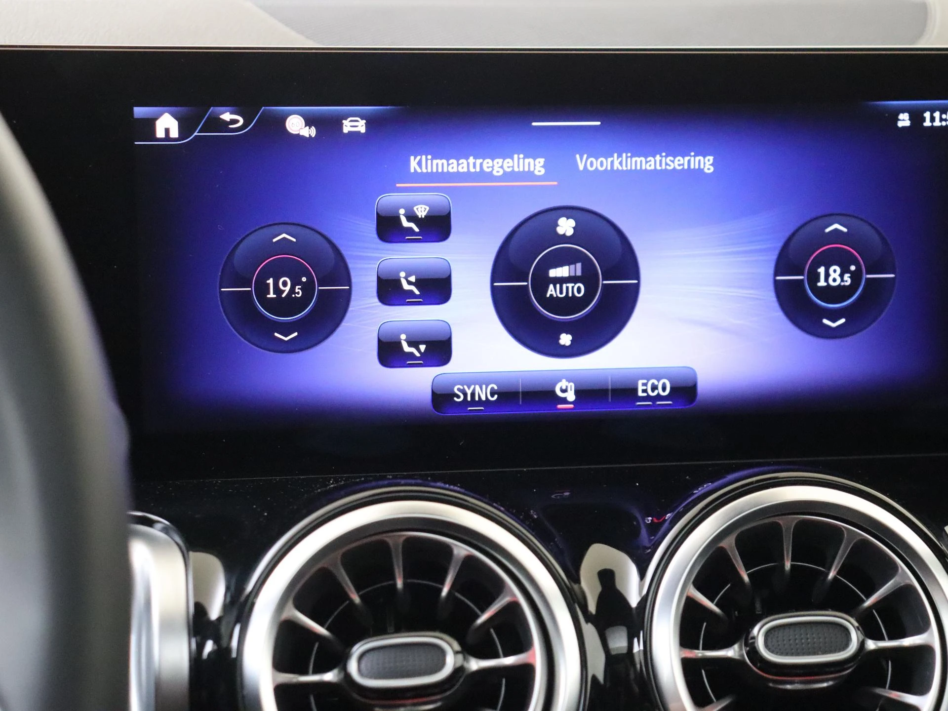 Mercedes-Benz-EQB-image-18