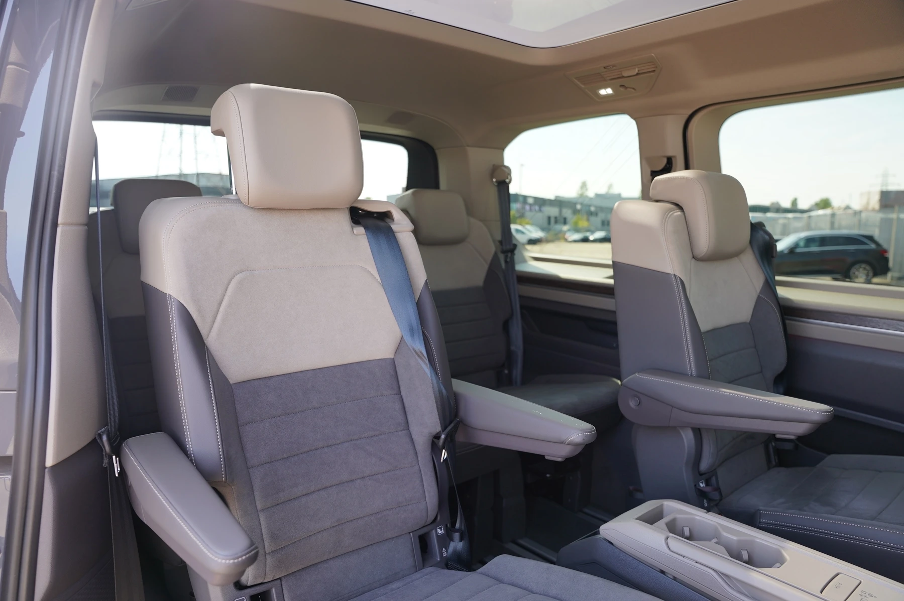 Volkswagen-Multivan-image-9