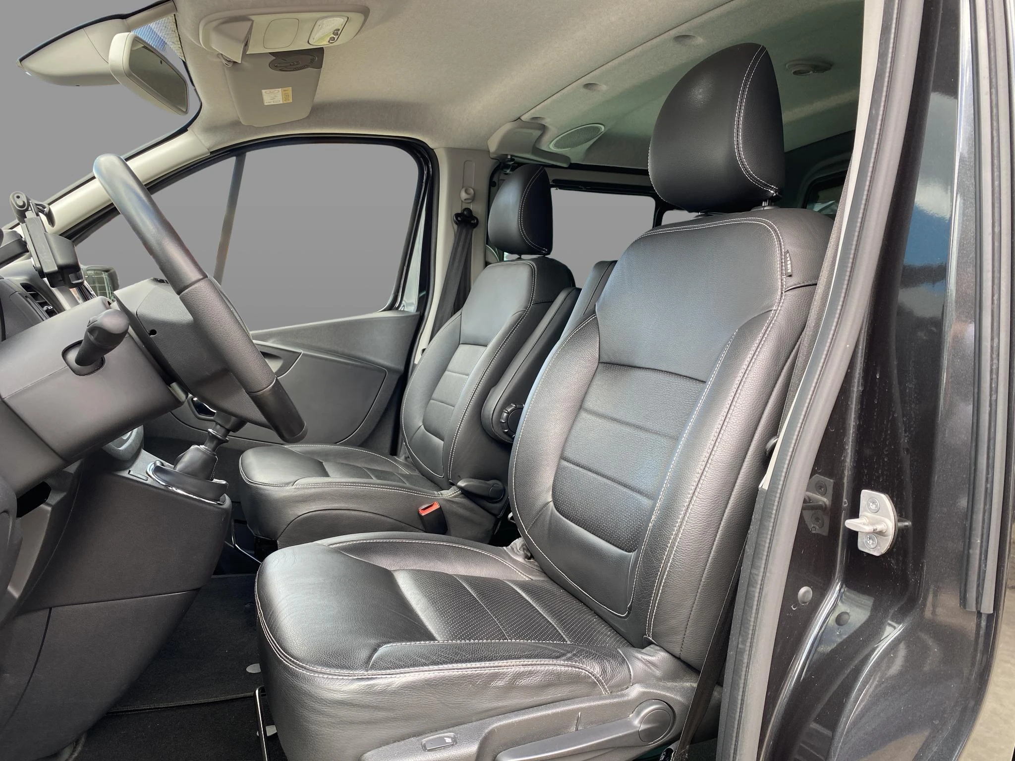 Opel-Vivaro-image-12