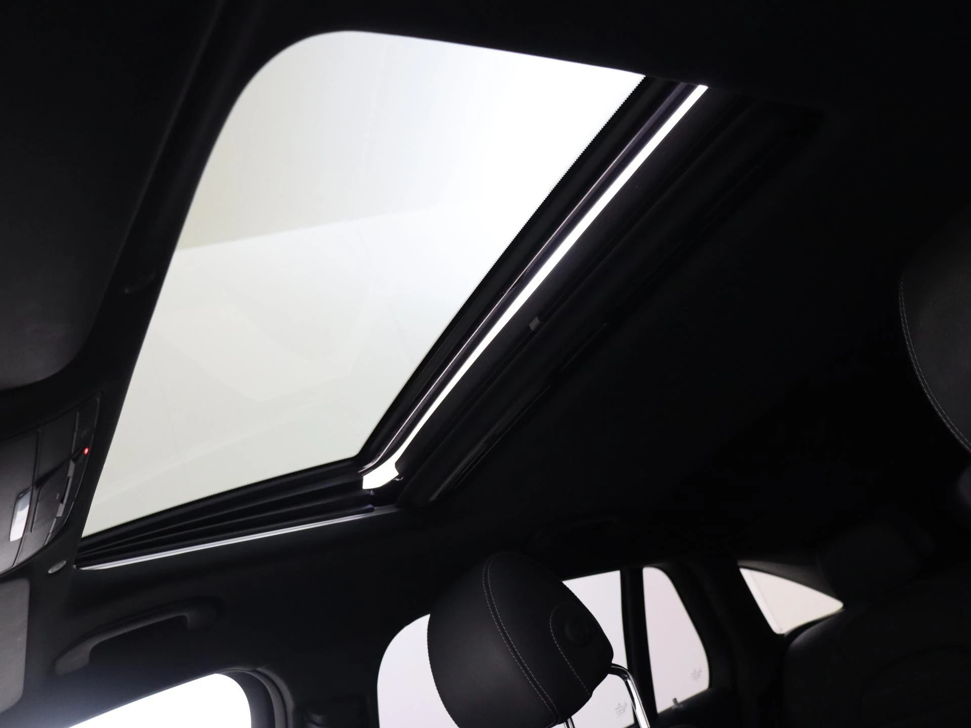 Mercedes-Benz-EQC-image-27