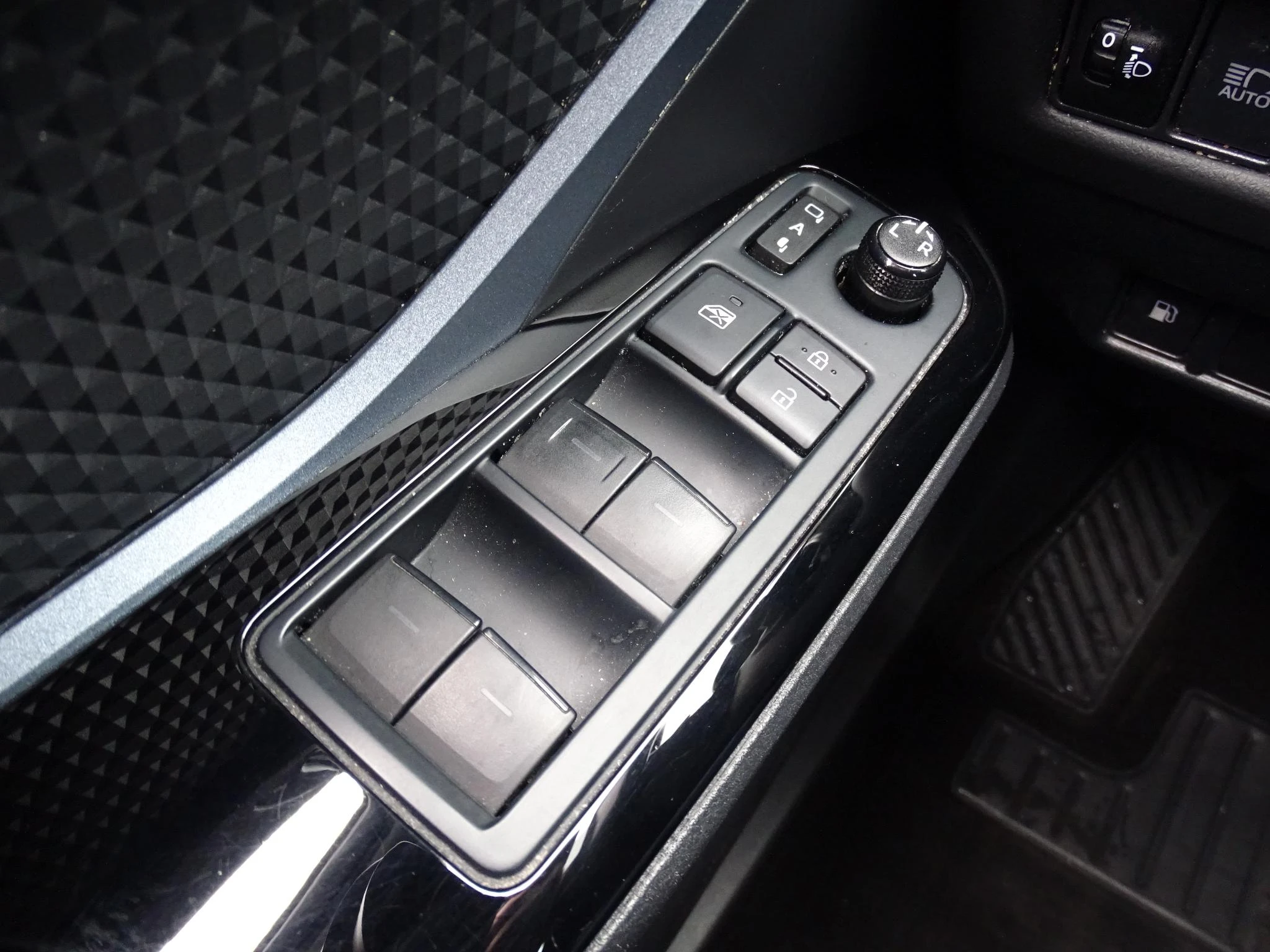 Toyota-C-HR-image-22
