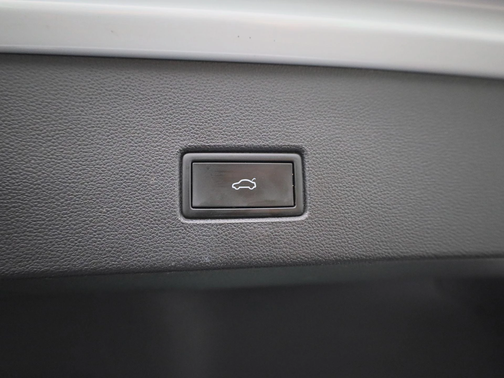 Volkswagen-T-Roc-image-12
