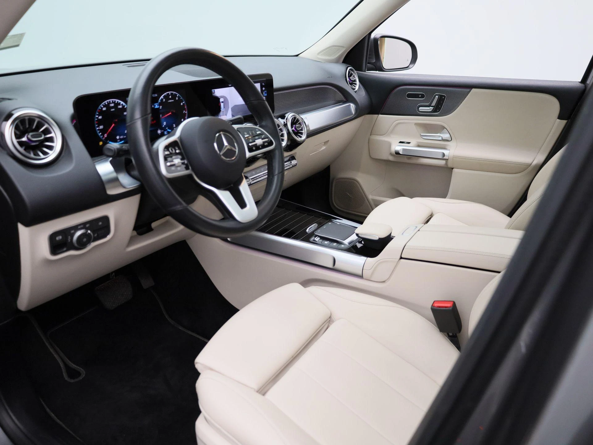 Mercedes-Benz-GLB-image-15