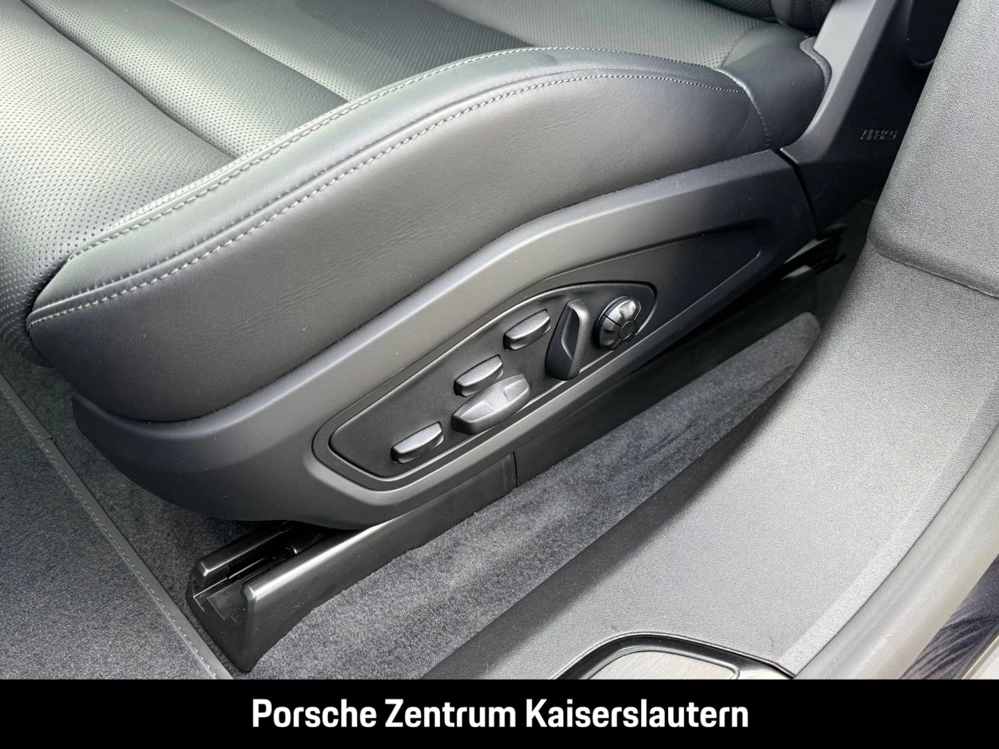 Porsche Taycan Black Edition InnoDrive HA-Lenkung HeadUp black edition