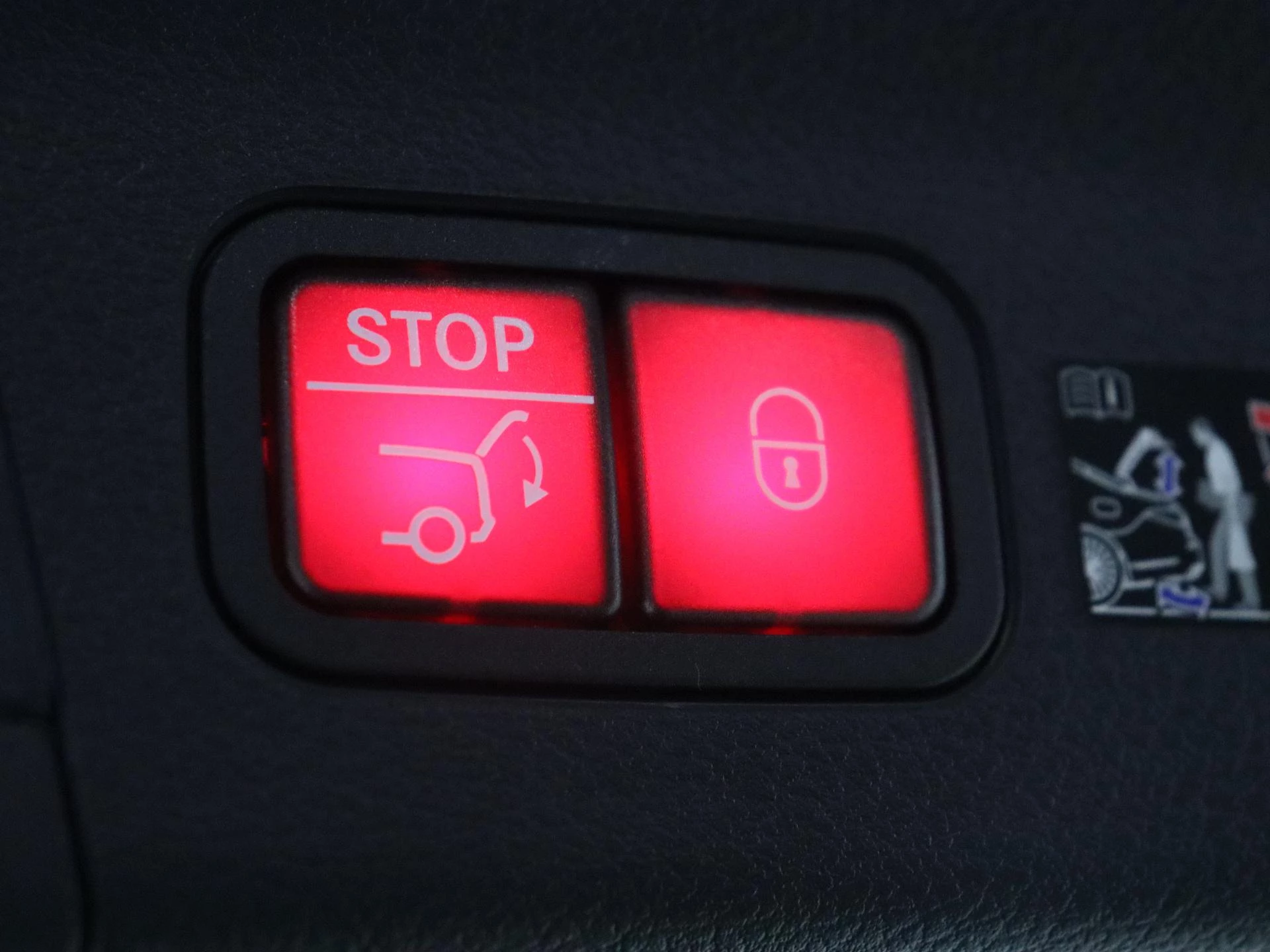 Mercedes-Benz-GLS-image-31