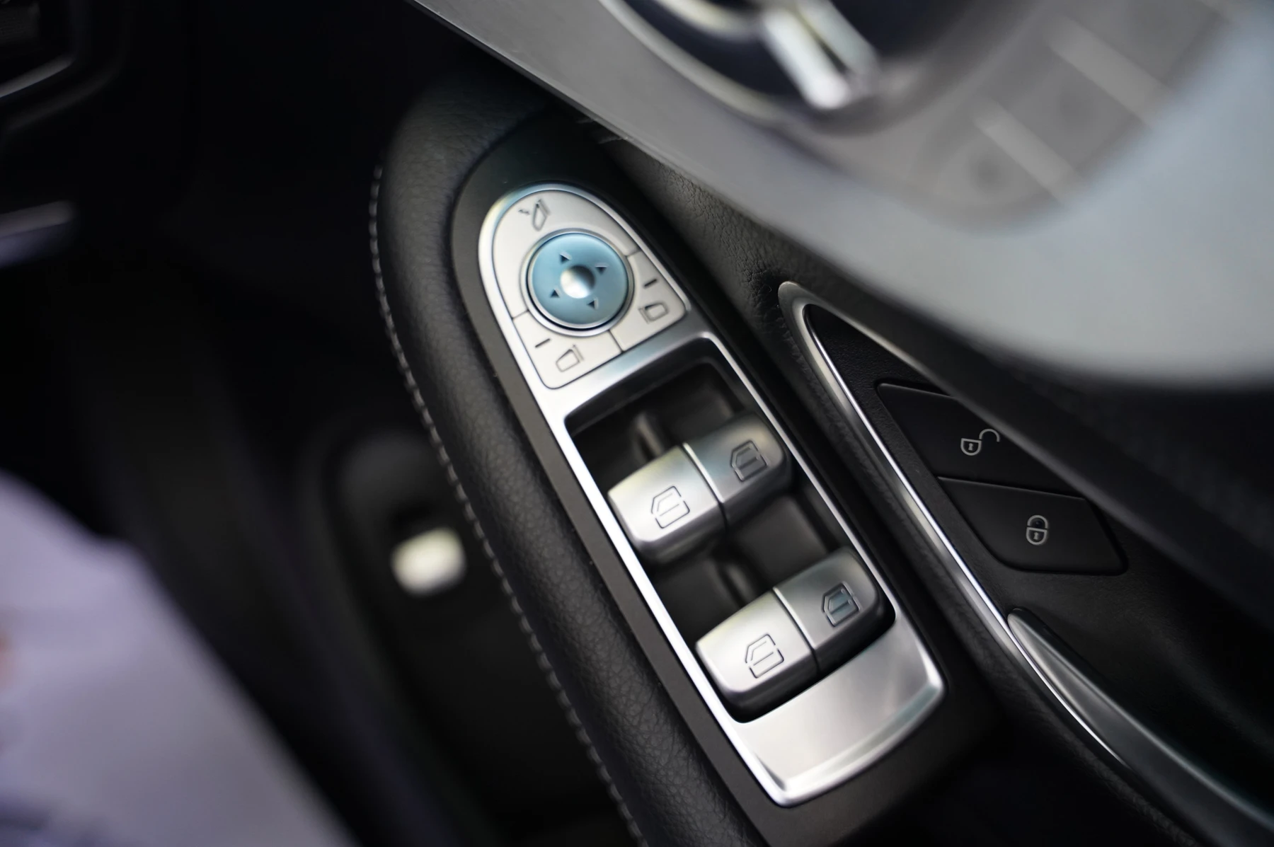 Mercedes-Benz-C-Class-image-20