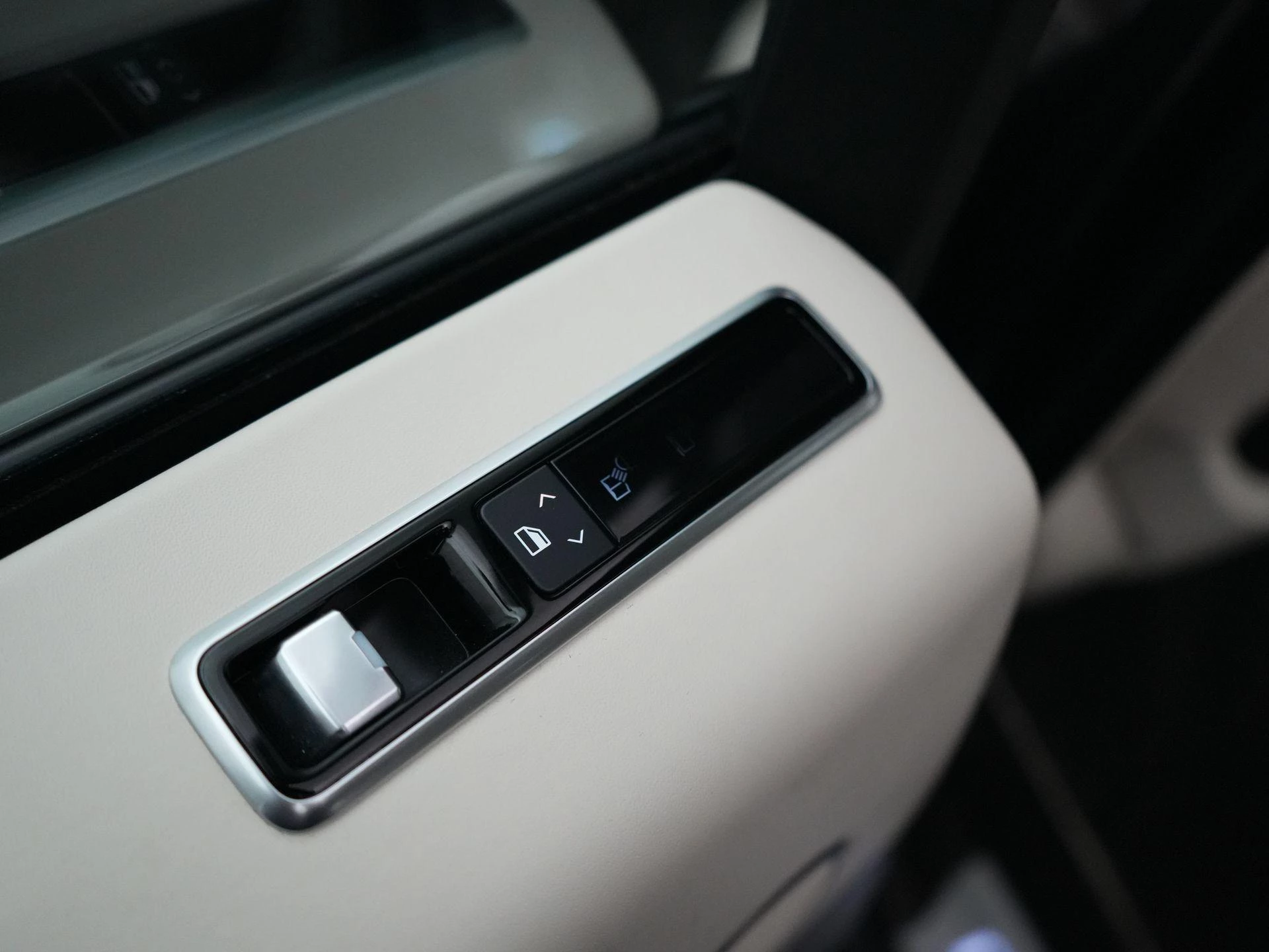 Land Rover-Range Rover-image-40