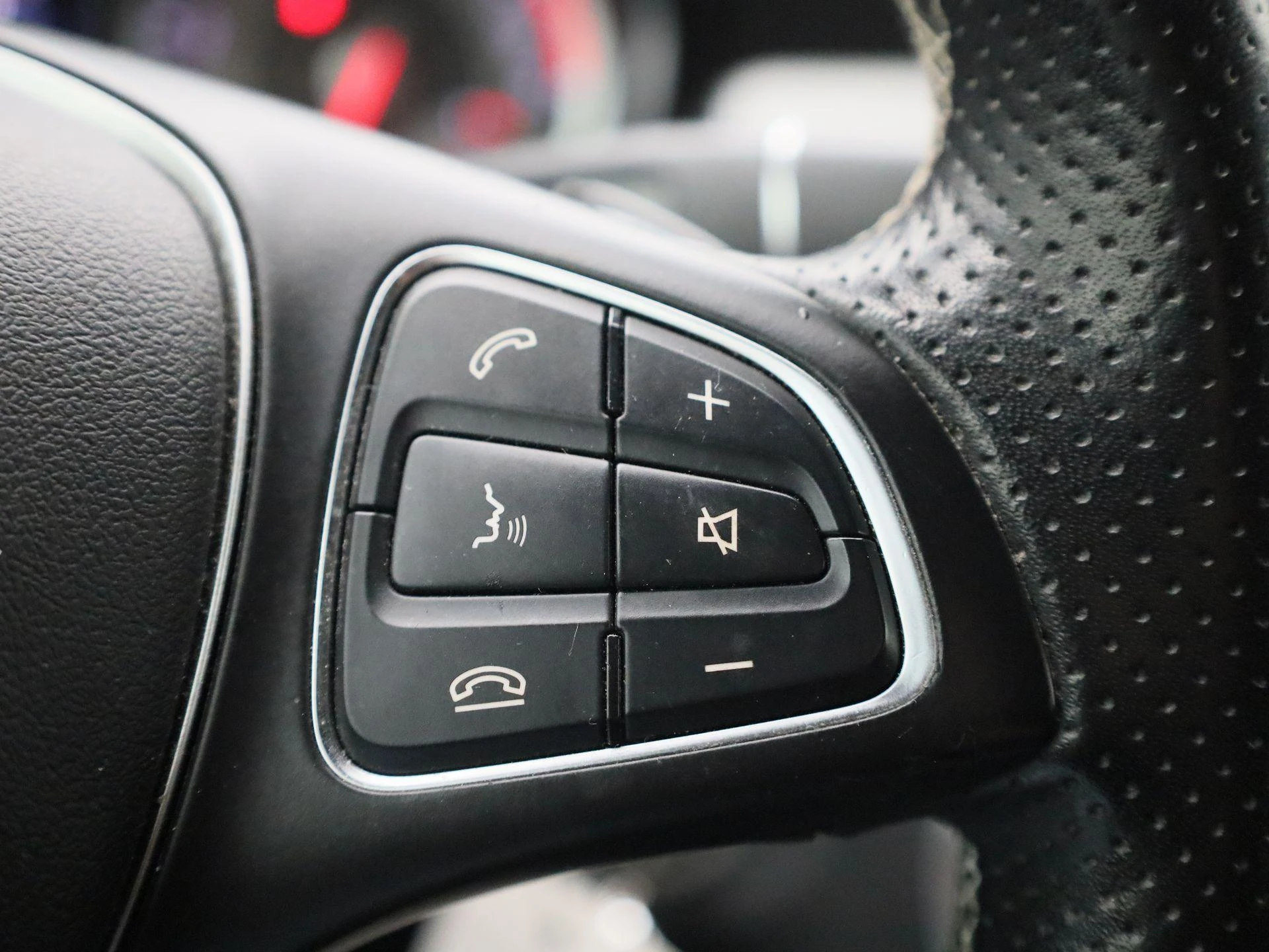 Mercedes-Benz-GLA-image-28