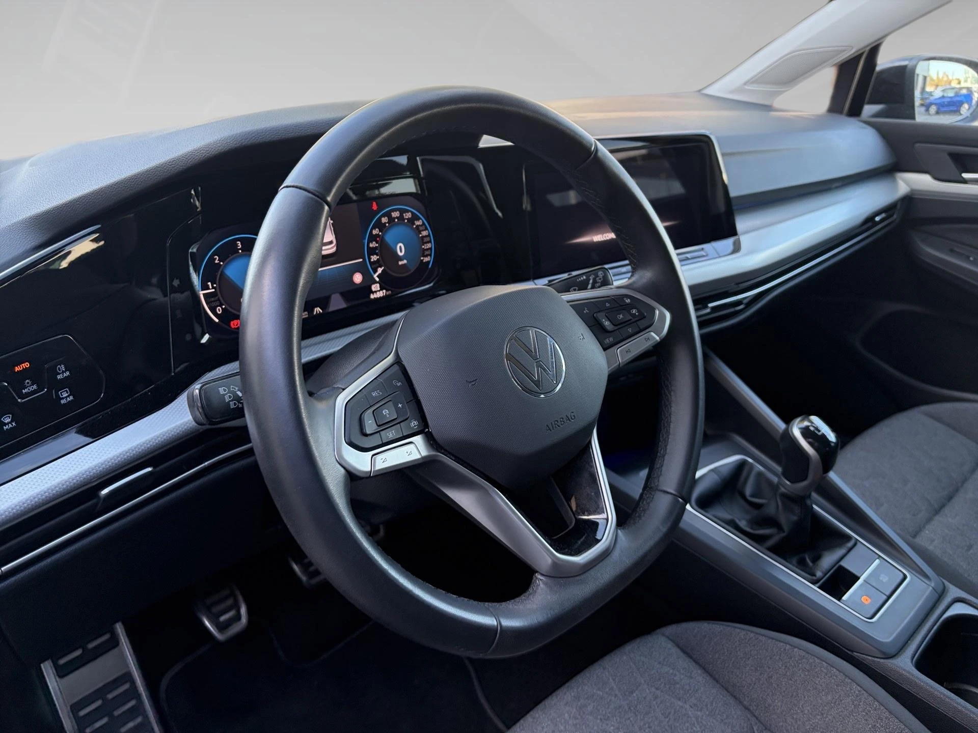 Volkswagen-Golf-image-7