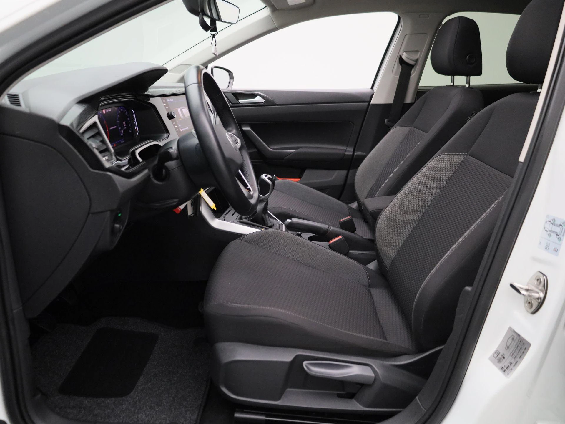 Volkswagen-Polo-image-10