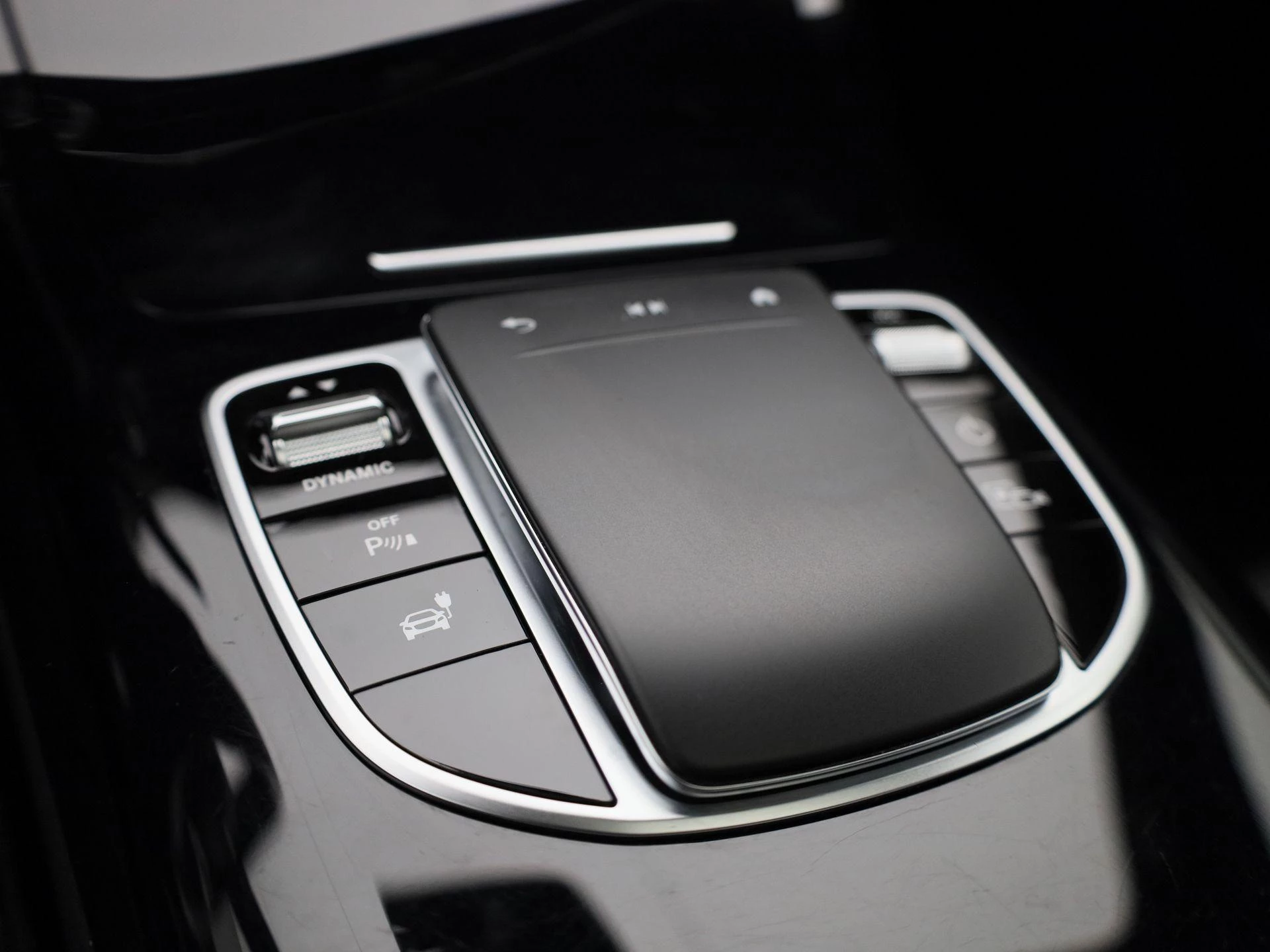 Mercedes-Benz-EQC-image-23