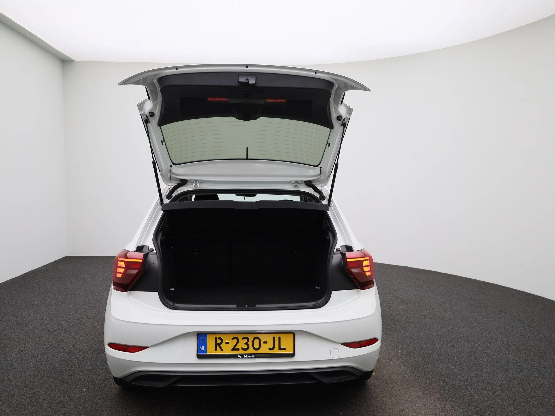 Volkswagen-Polo-image-10